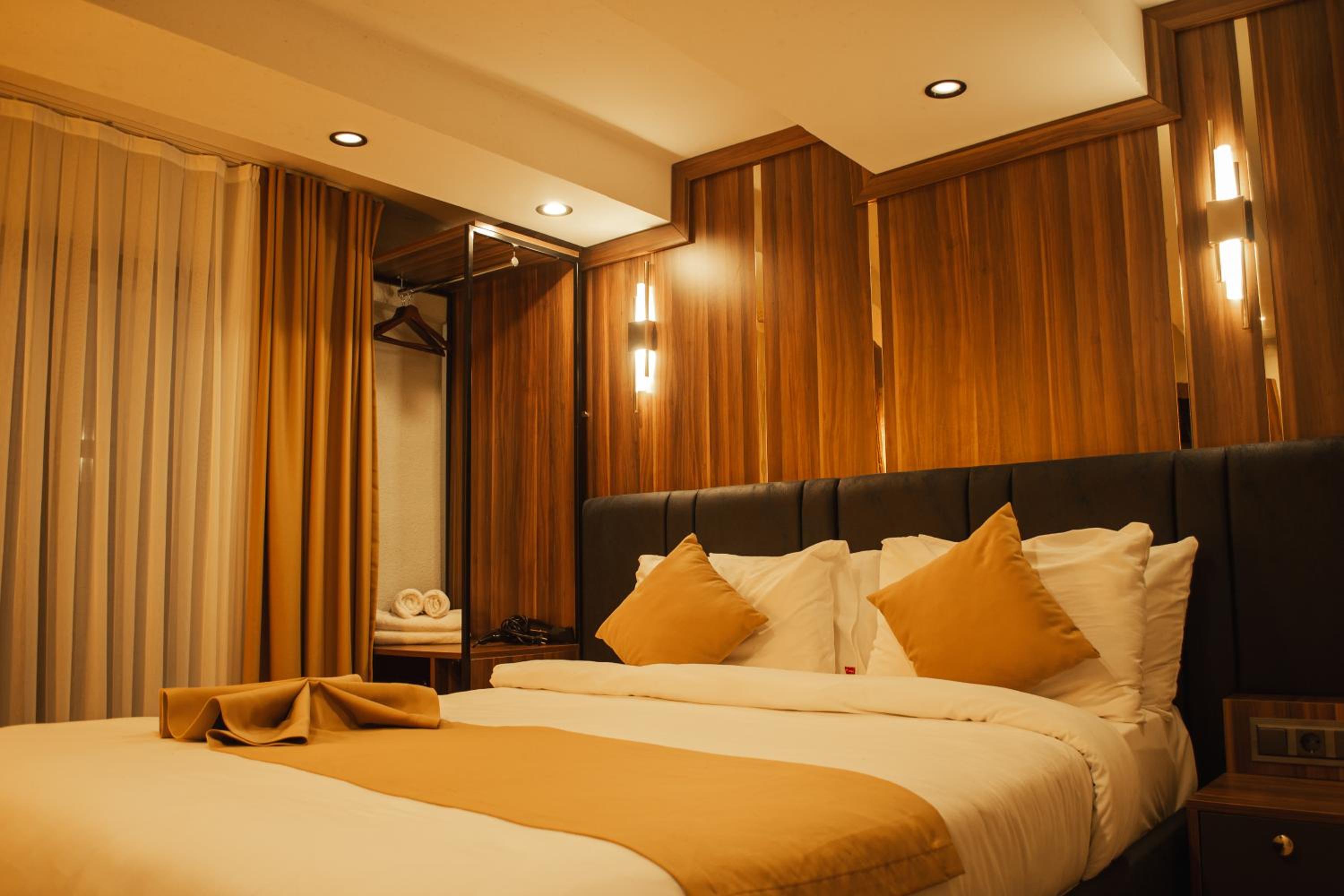 Deluxe Double Room with Balcony photo 3