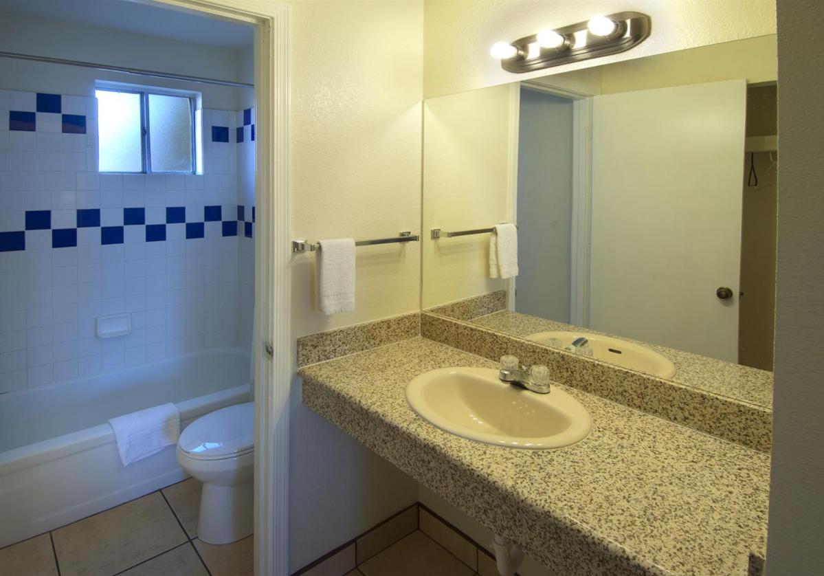 Executive King Room 1 Bedroom Smoking - Photo 2