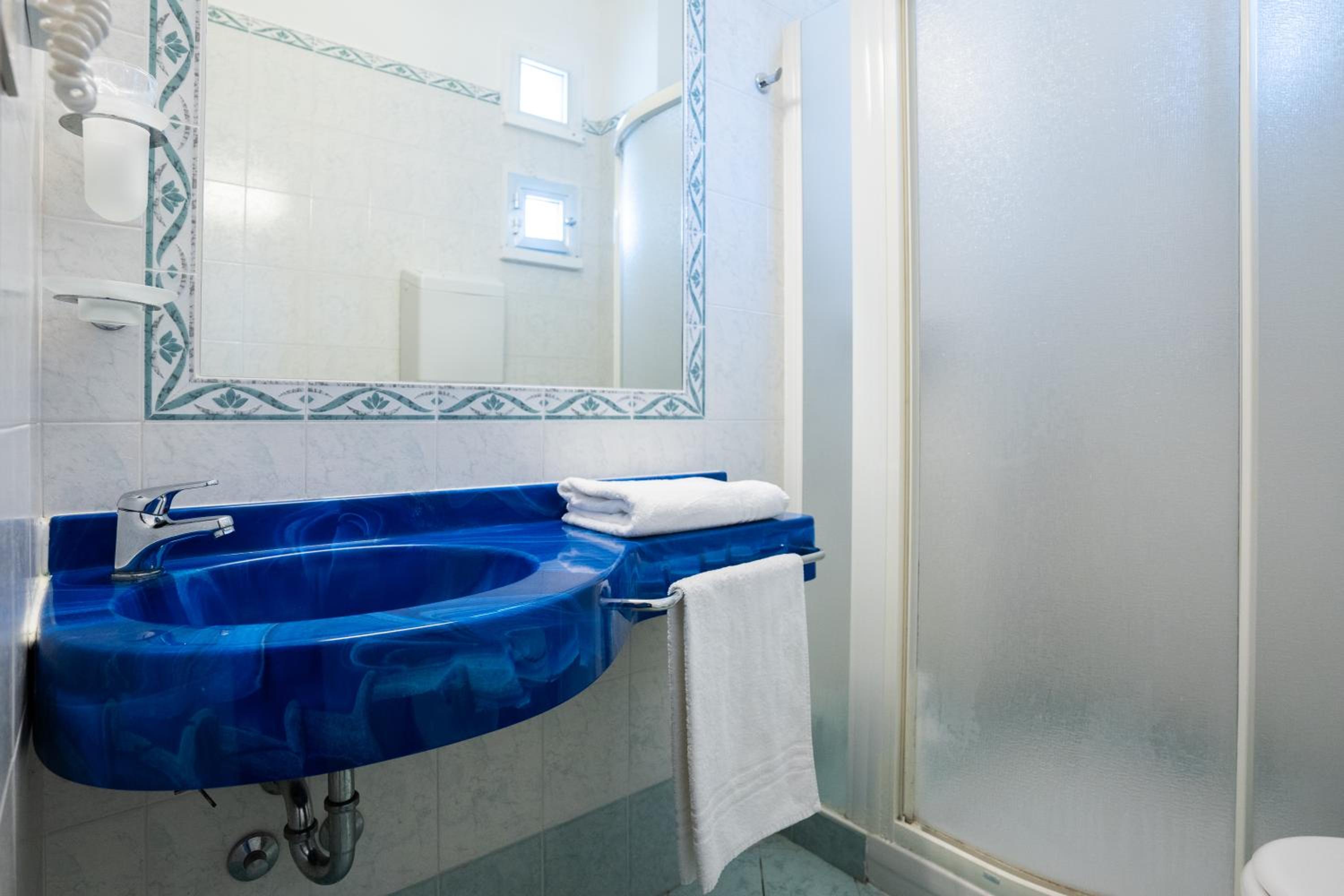 Standard Triple Room with Sea View - Photo 3