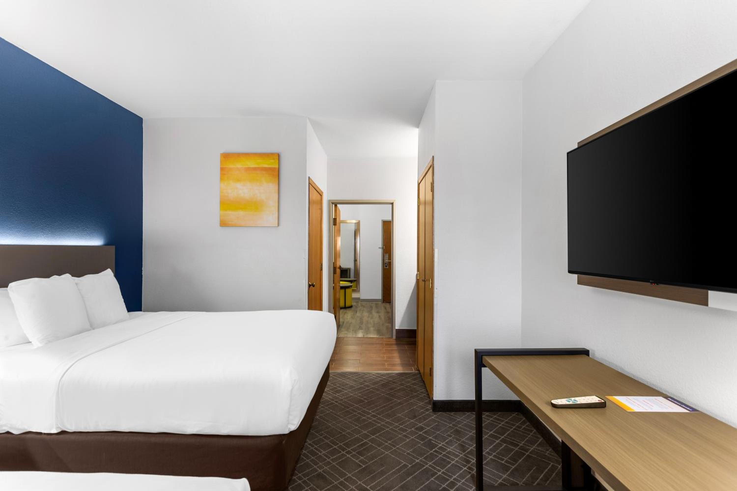 King Suite - Accessible/Non-Smoking - Photo 3