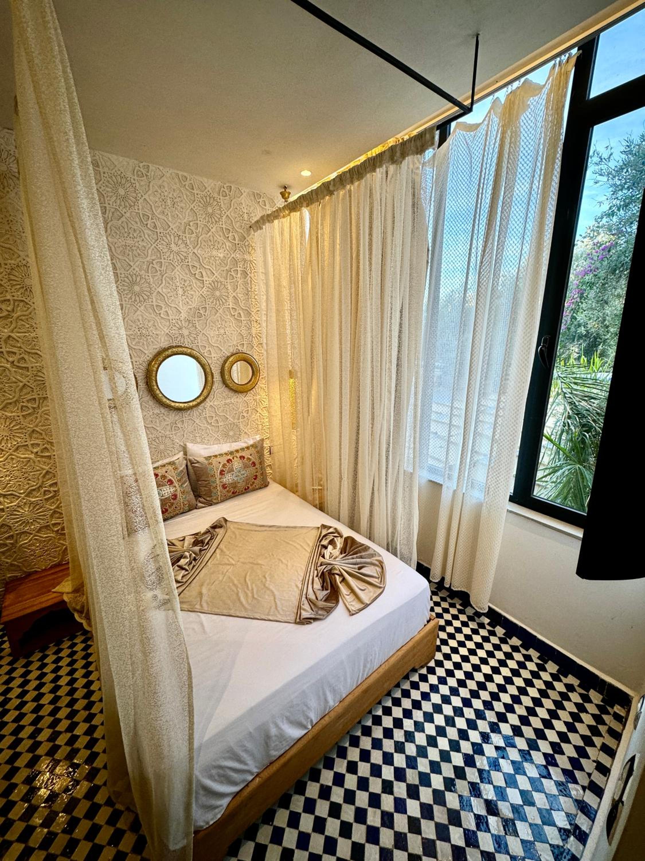 Queen Room with Pool View - Photo 11