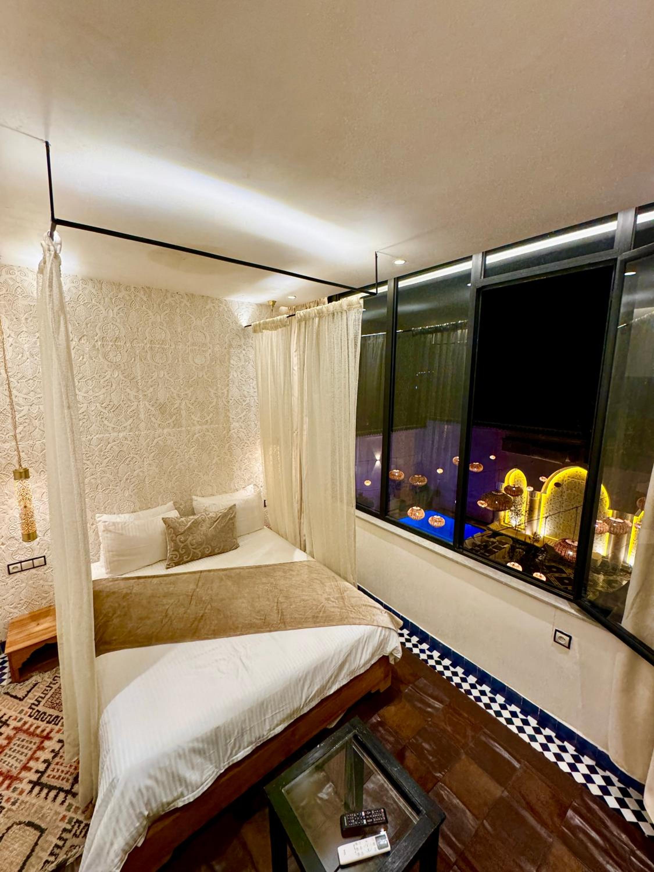 Queen Room with Pool View - Photo 1