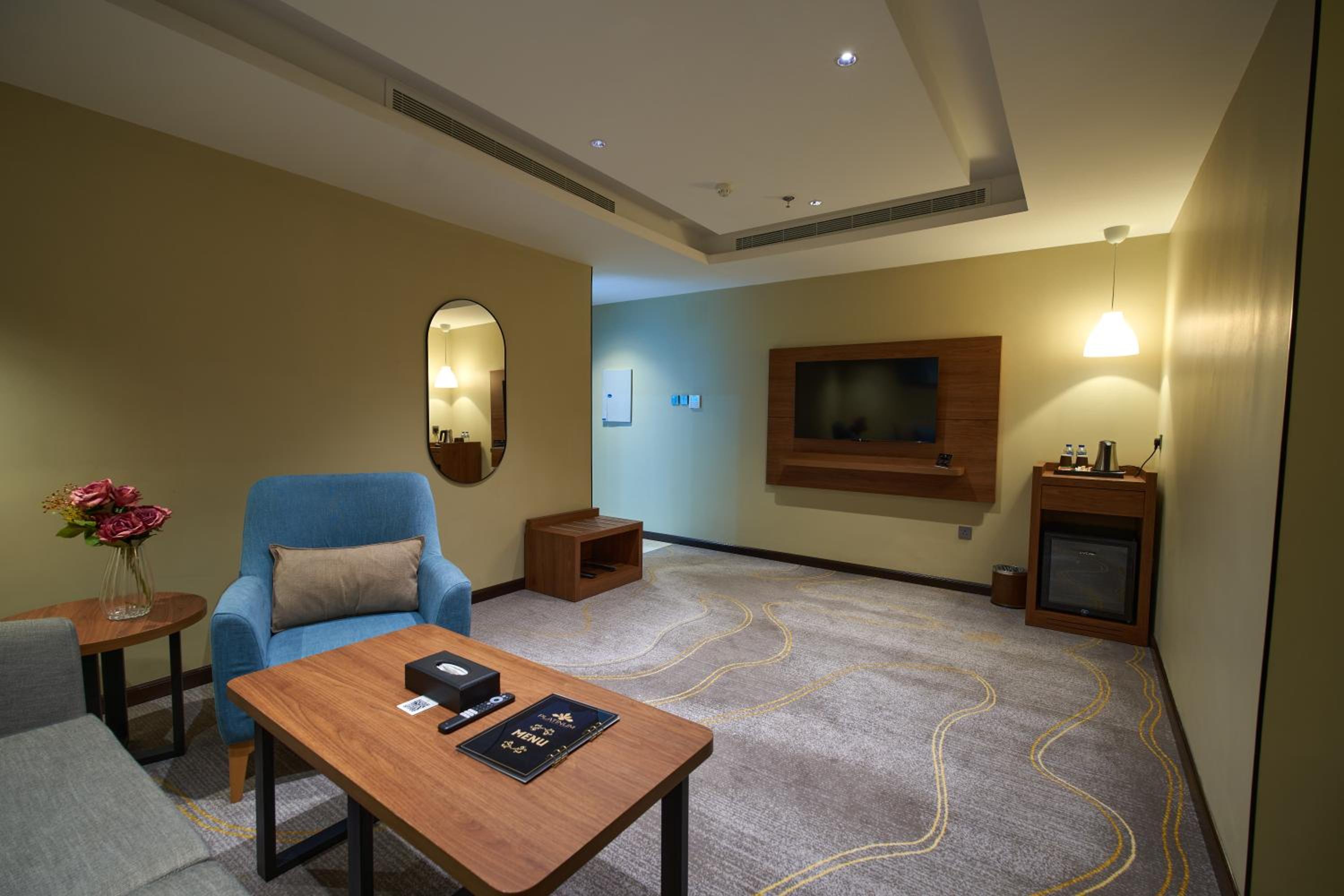 Deluxe King Suite photo 2