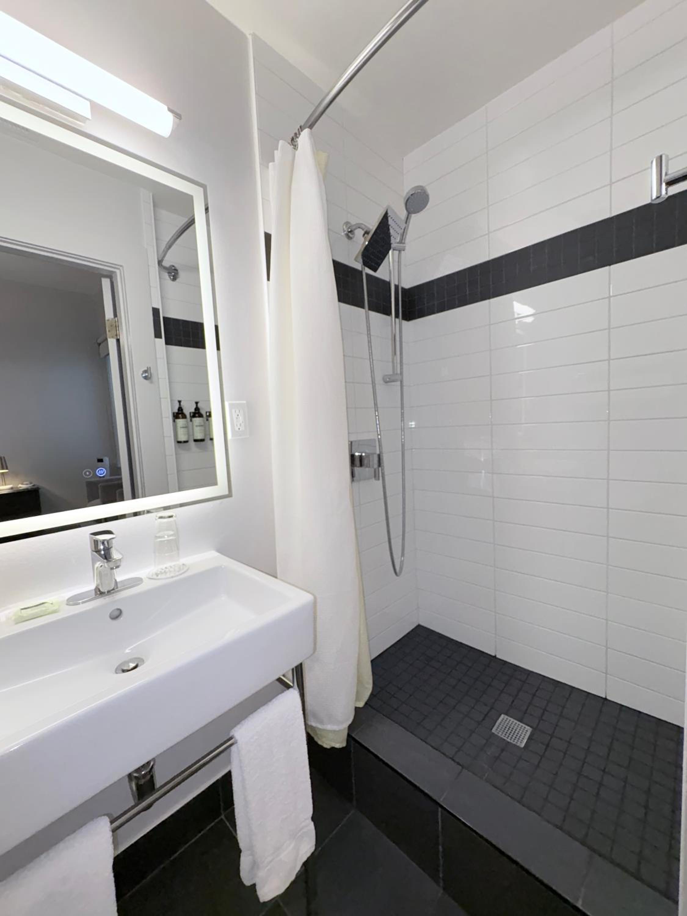 Suite - Photo 3