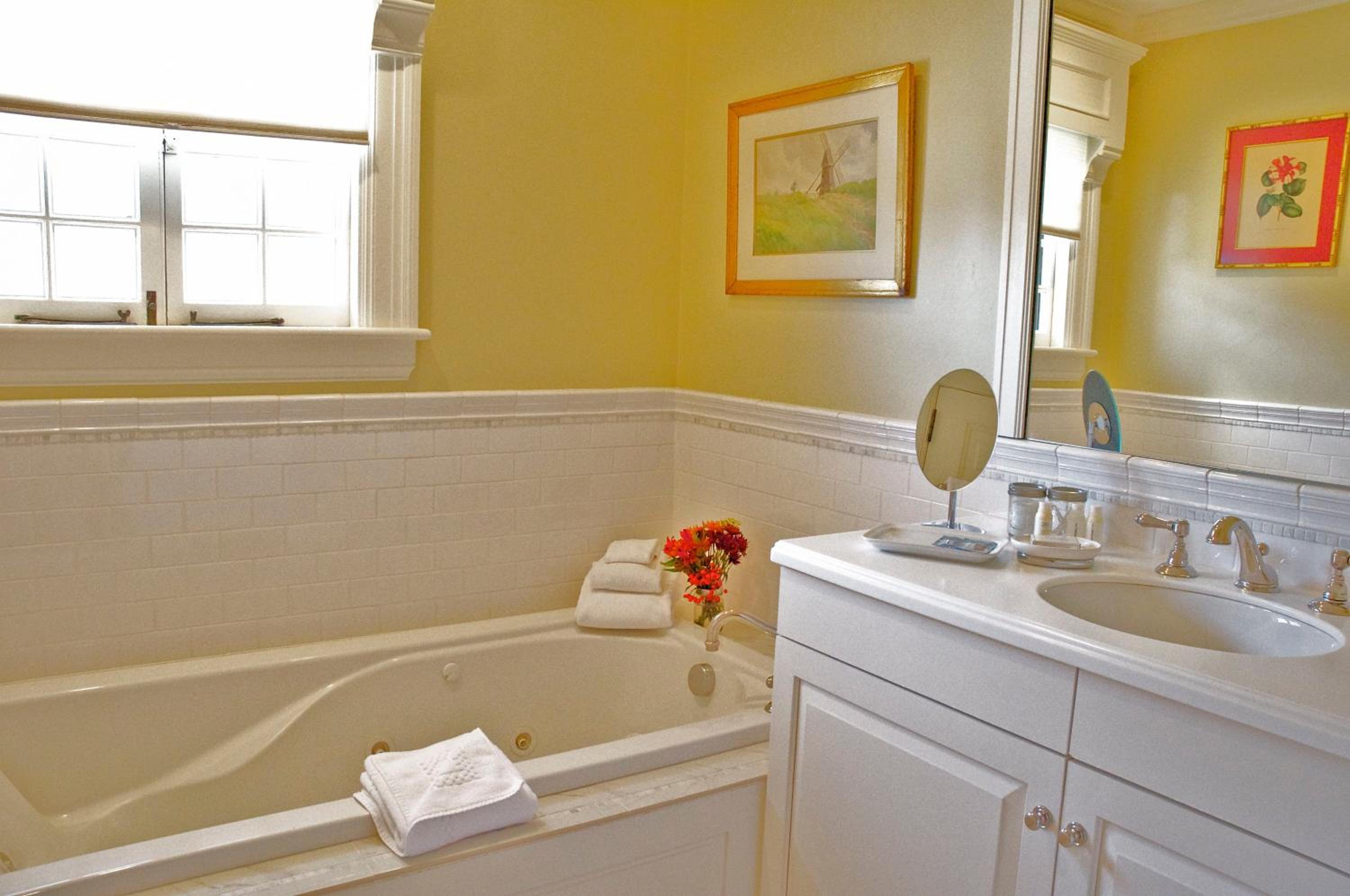 Deluxe Suite with Spa Bath - The Bellevue Suite photo 3