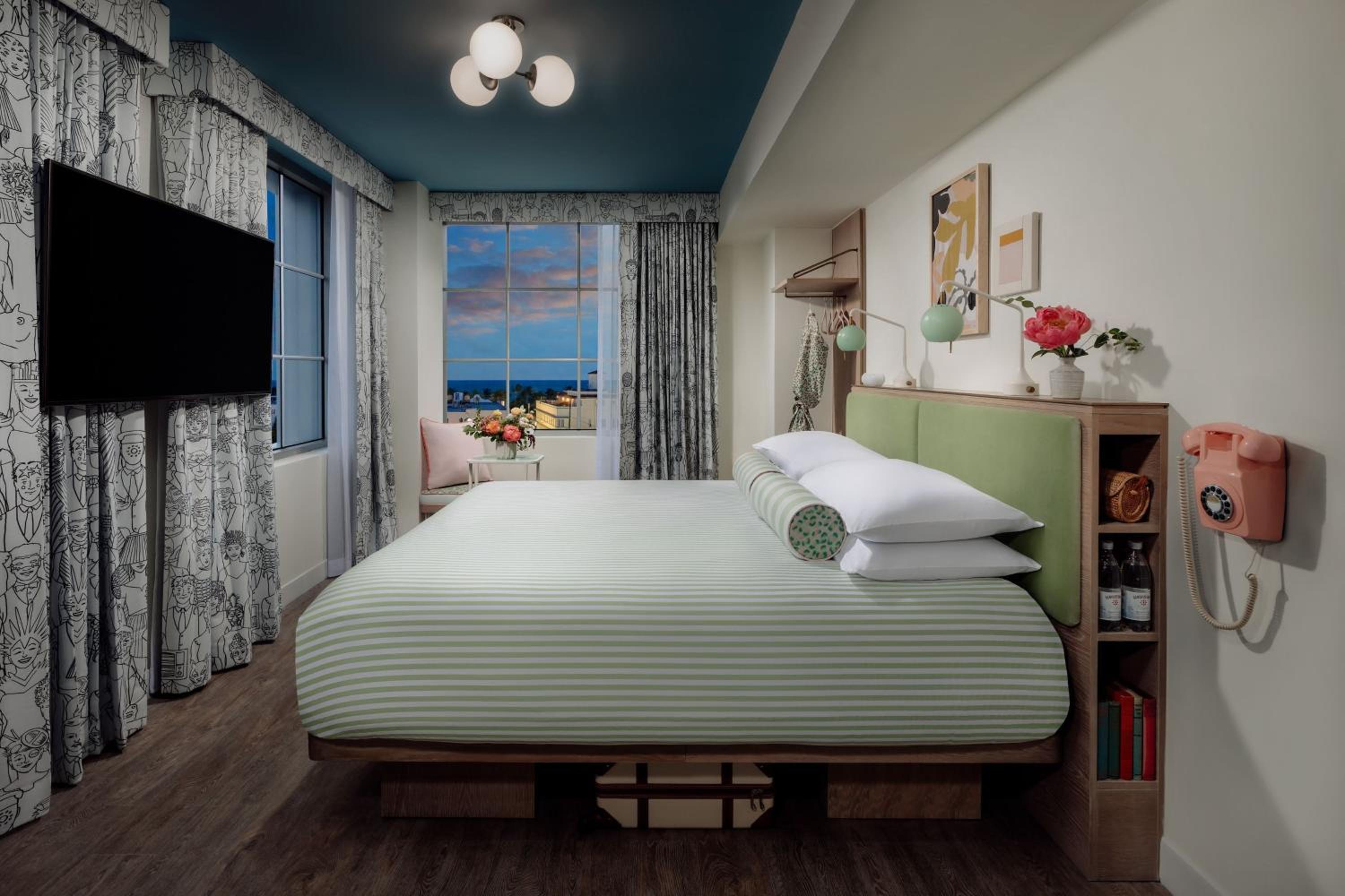 Standard King Room - Photo 23