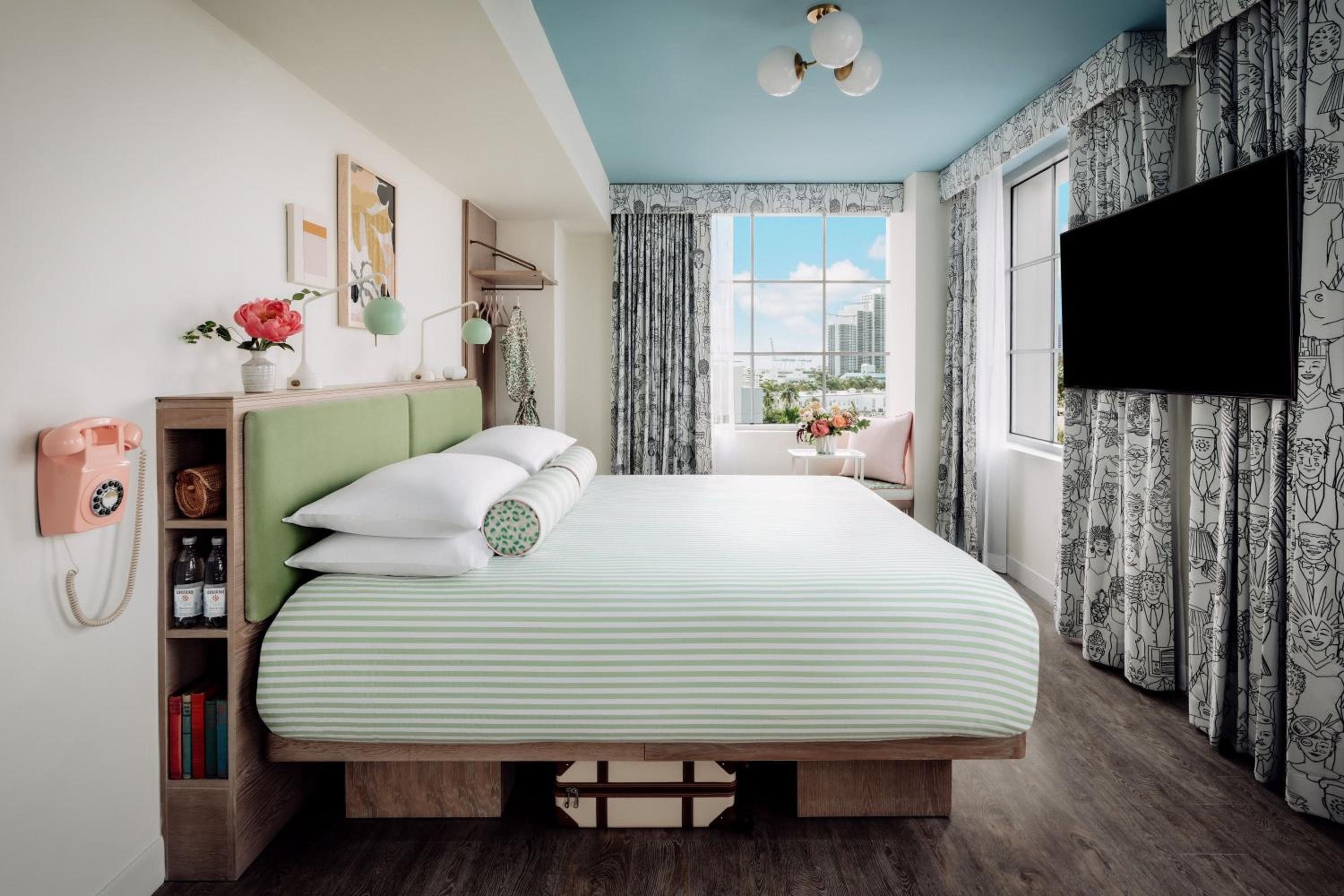 Standard King Room - Photo 22