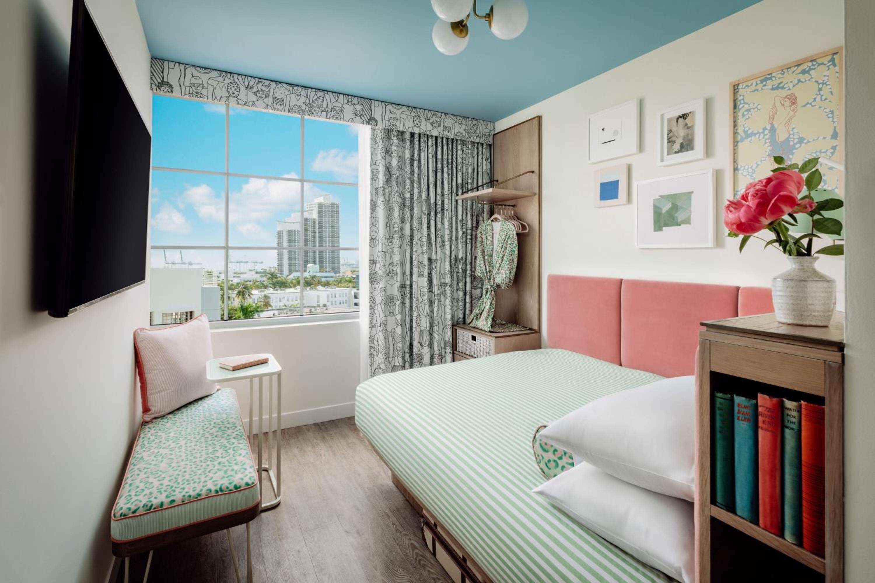 Standard Queen Room with City View - Mobility Accessible