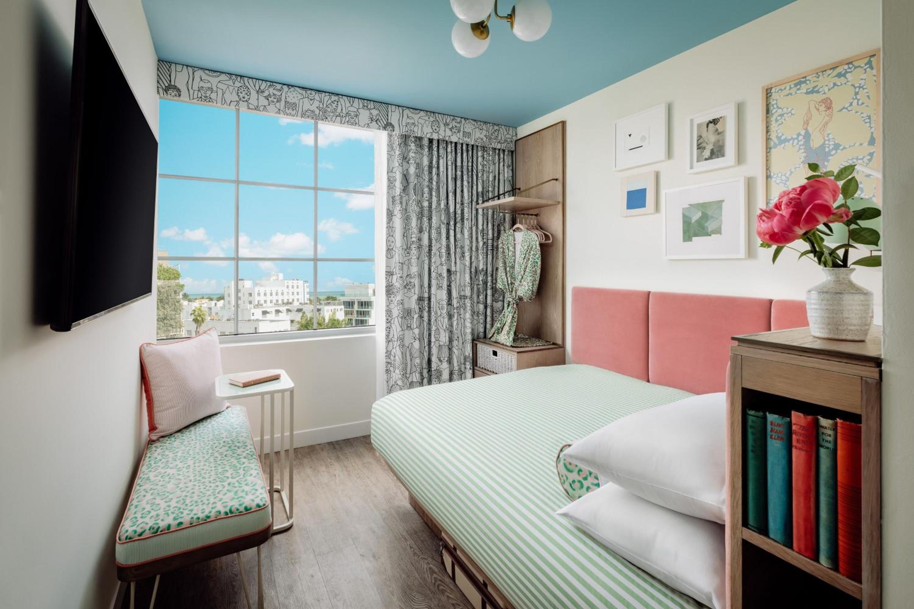 Standard Queen Room with Ocean View - Photo 6