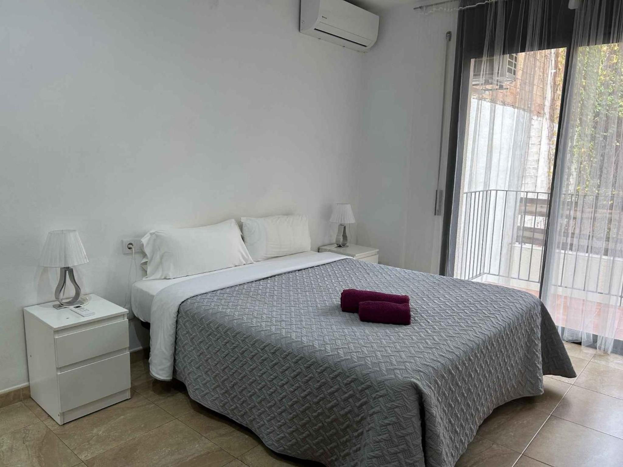 Apartamento de tres habitaciones con balcón