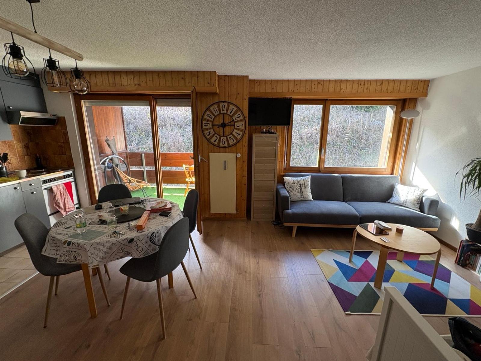 One-Bedroom Apartment photo 1