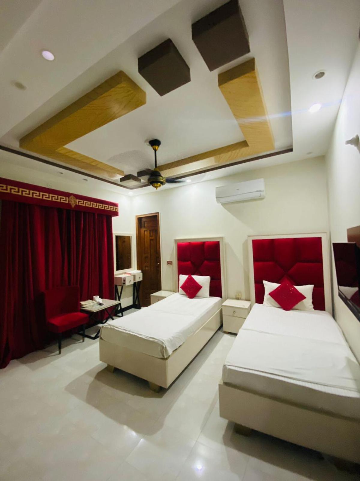 Deluxe Twin Room photo 3