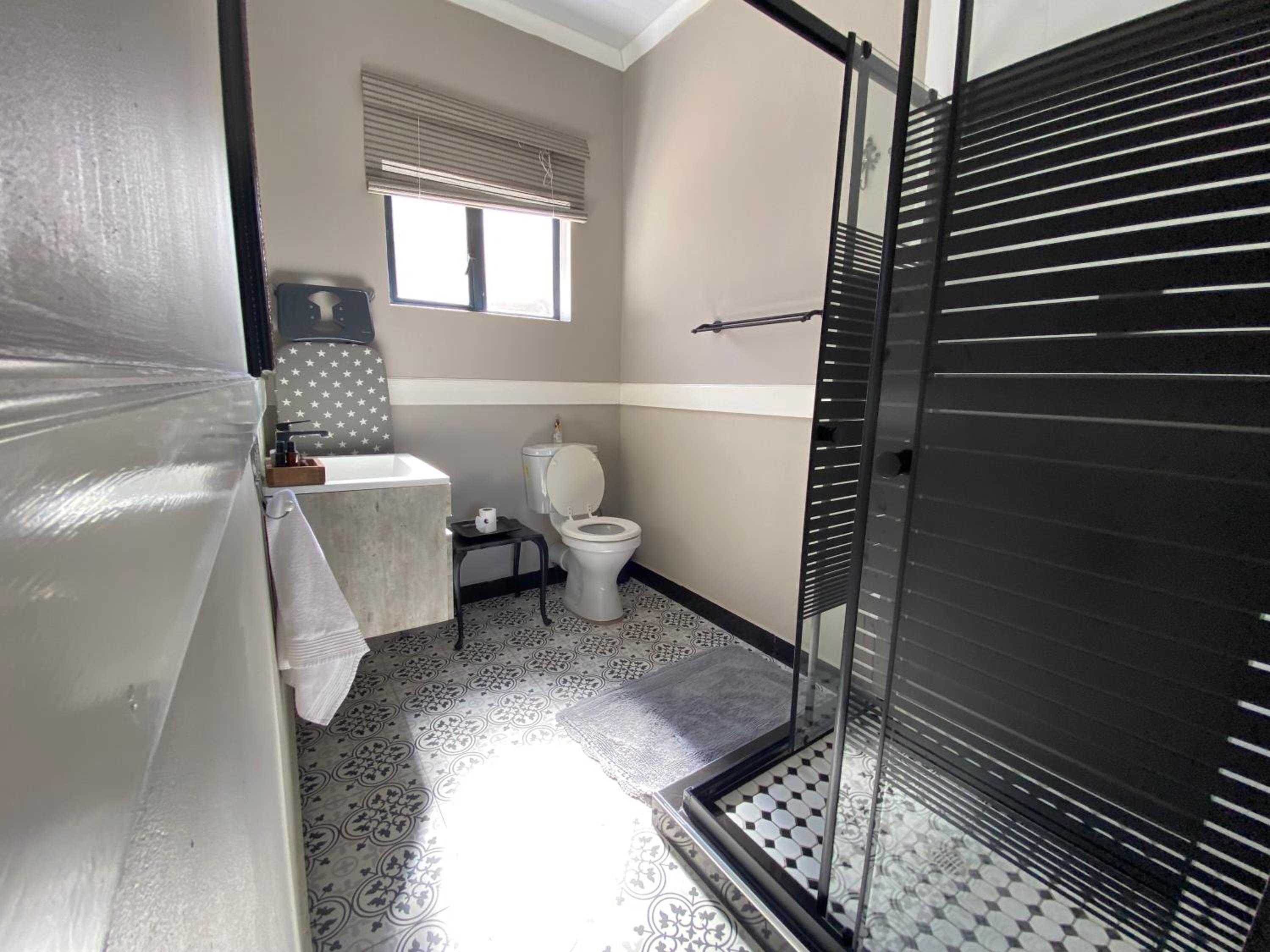 Luxury King Room - Photo 16