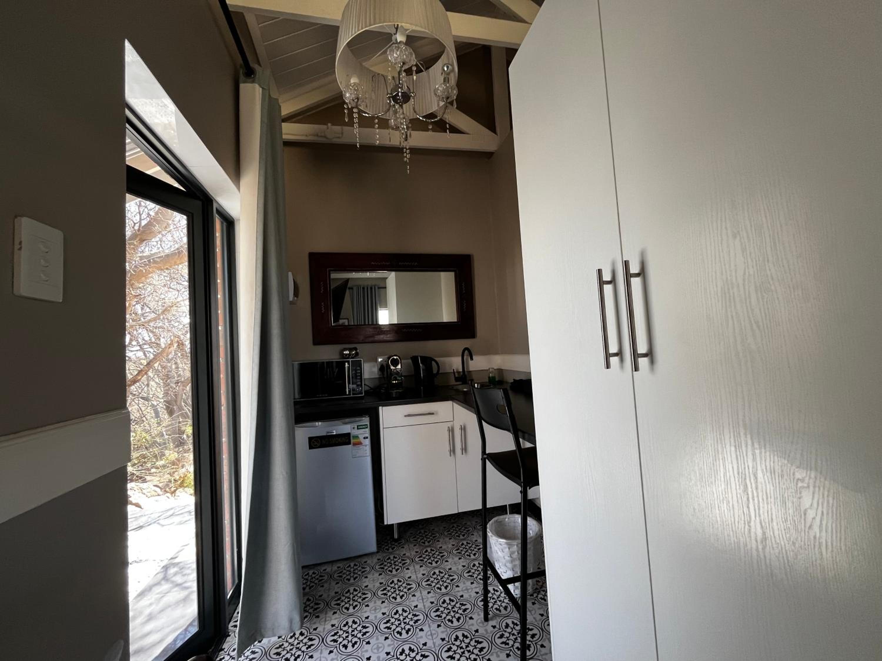 Luxury King Room - Photo 10