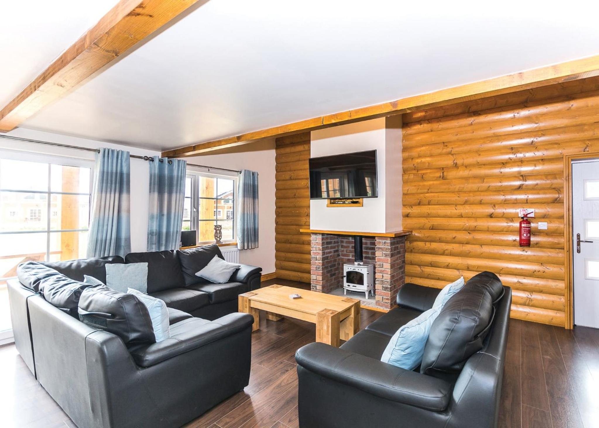 Five-Bedroom House photo 2