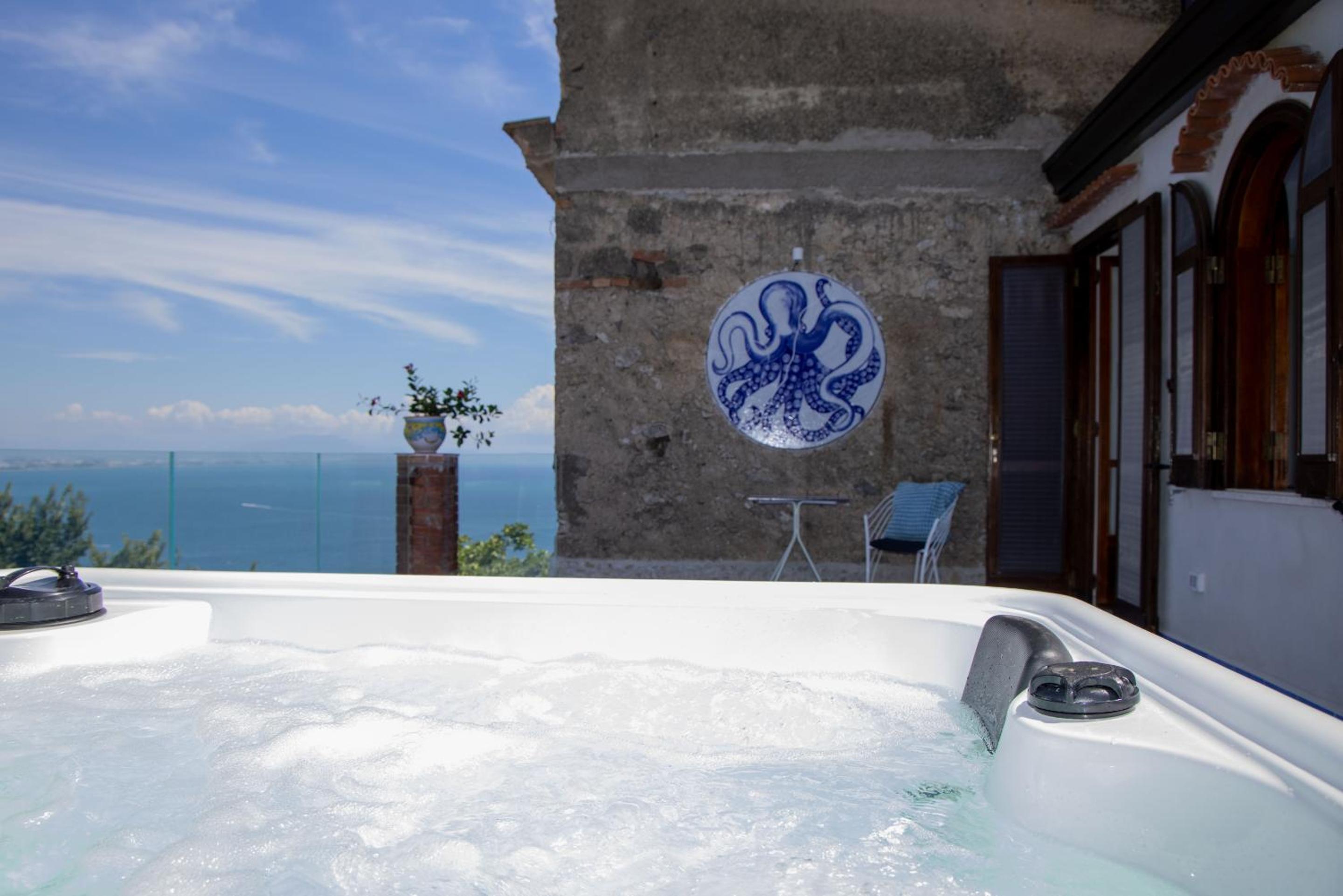 Deluxe Suite with Sea View - Photo 2