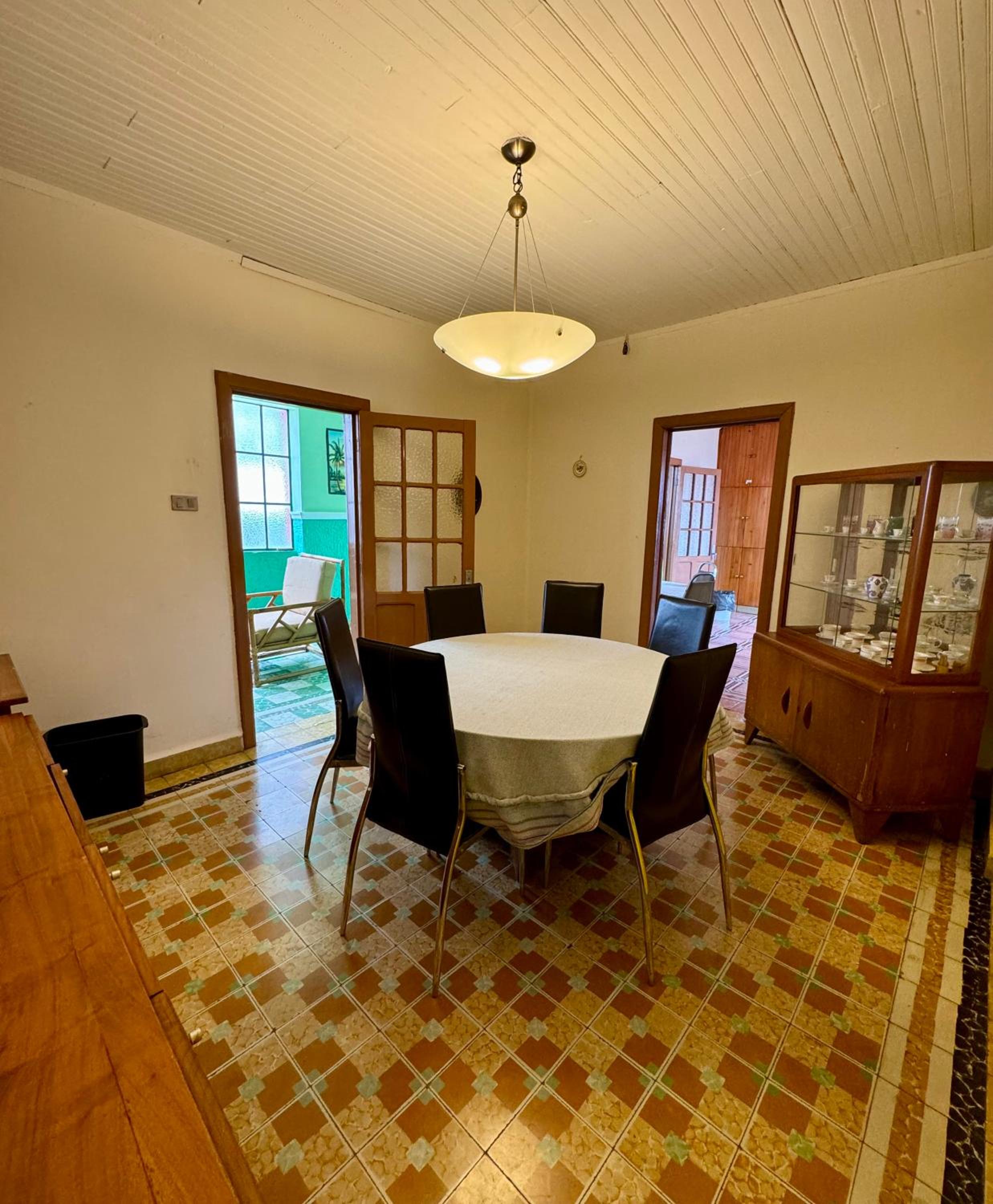 Five-Bedroom House photo 2