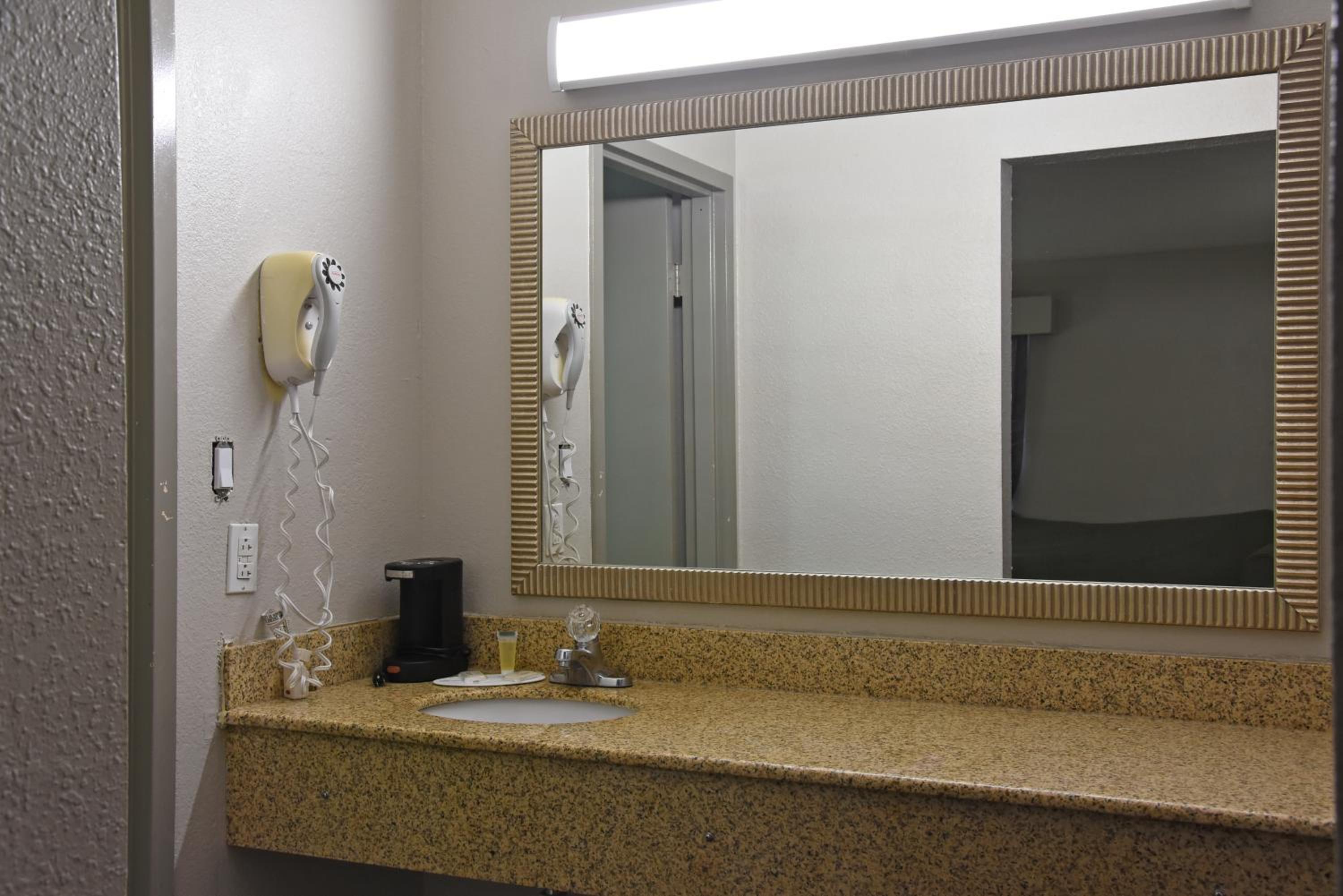 King Room - Mobility Access/Non-Smoking - Photo 4