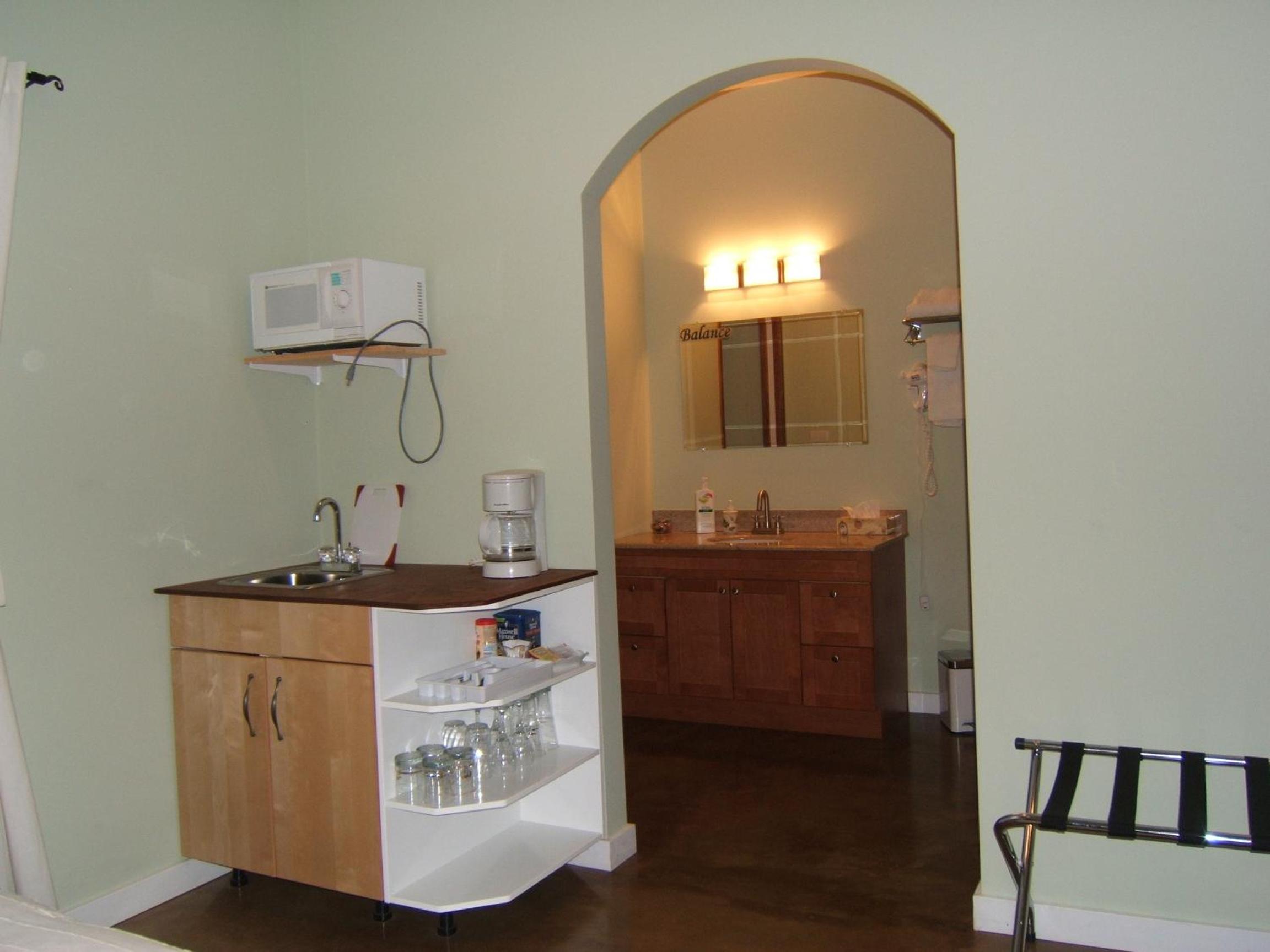 Queen Suite - Non-Smoking photo 2
