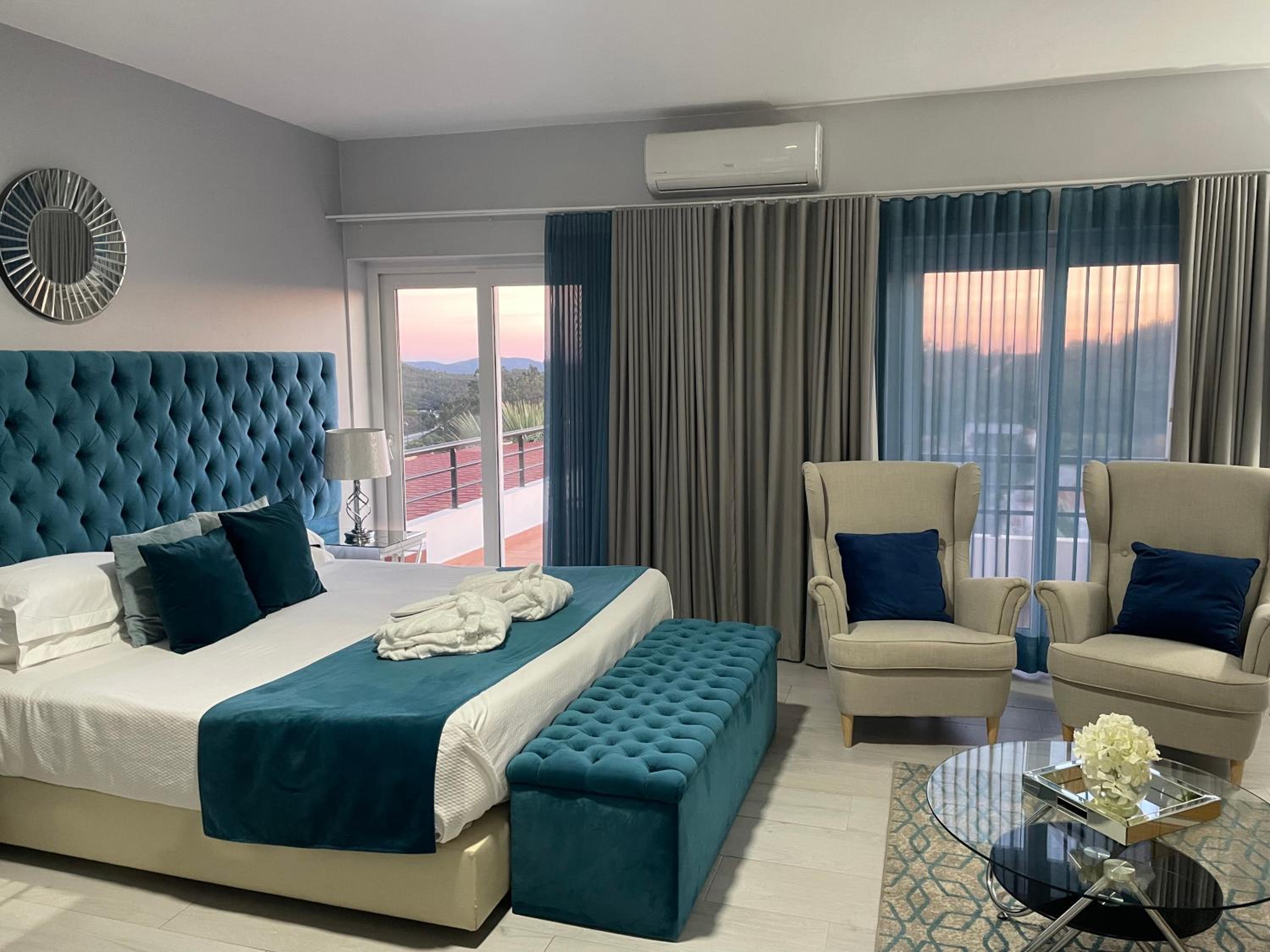 Deluxe King Suite photo 3
