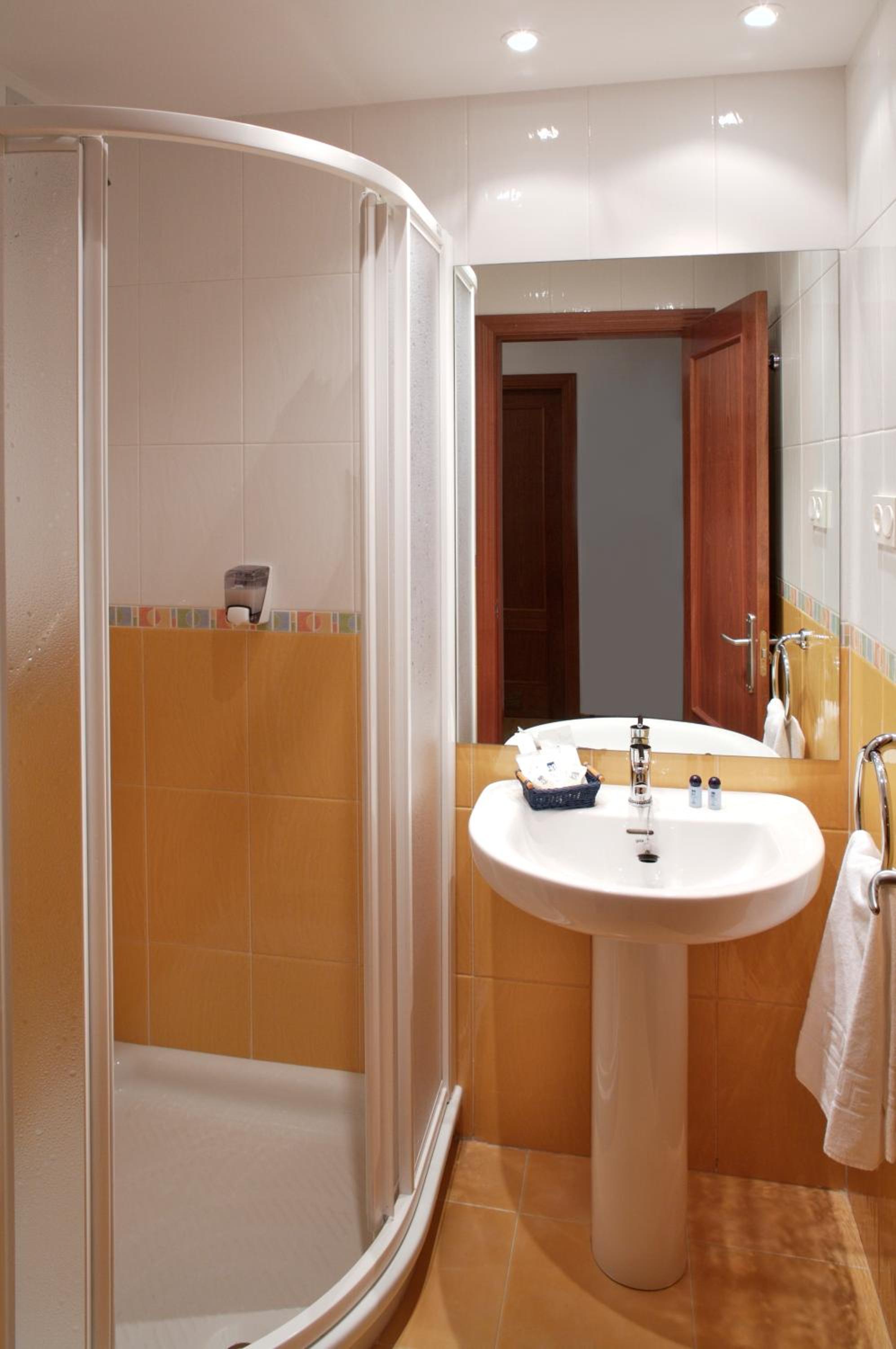 Two-Bedroom Apartment (4-5 Adults) - Photo 33
