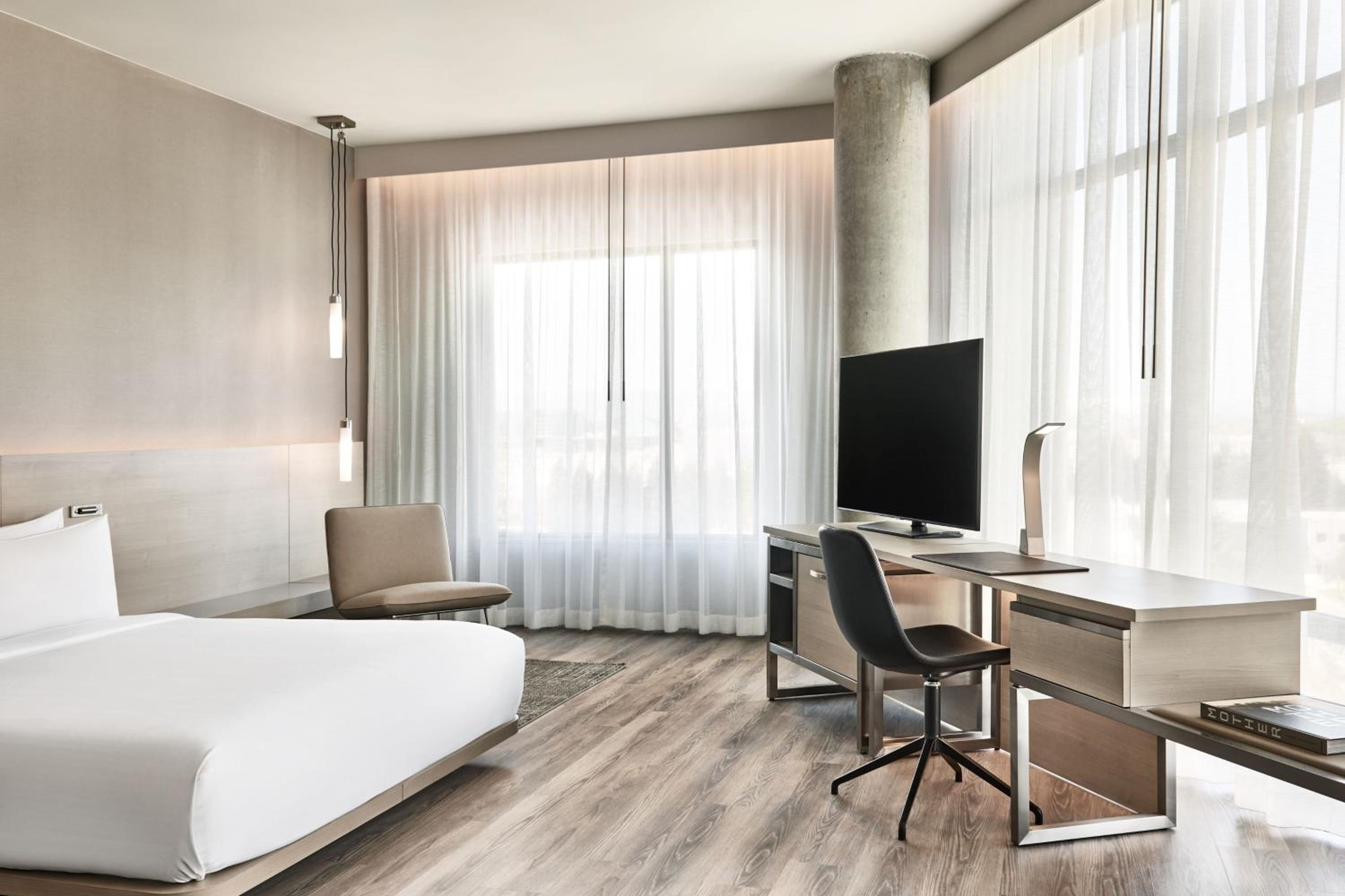 Junior King Suite with Mountain View - Photo 5