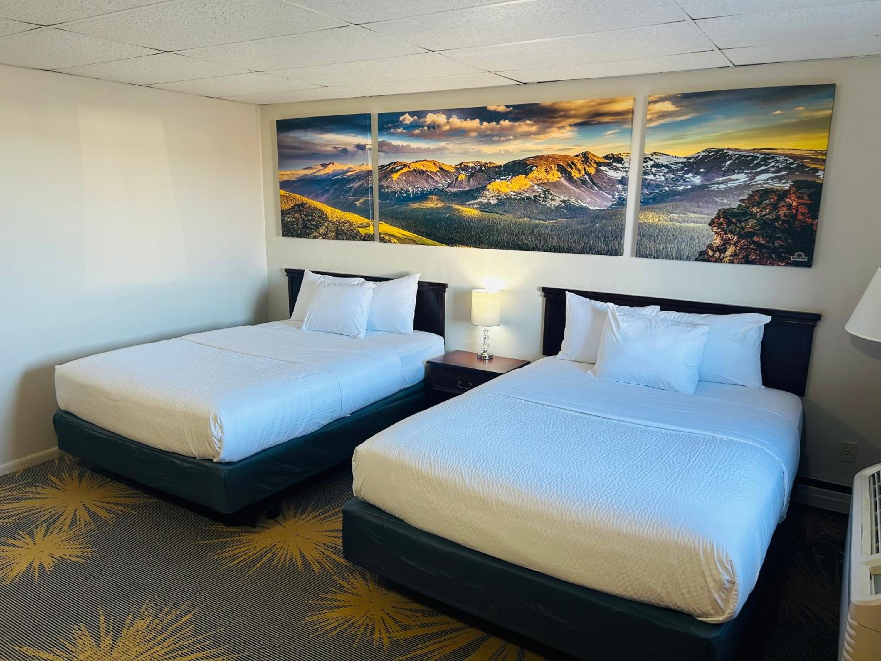 Queen Room with Two Queen Beds - Non-Smoking photo 3