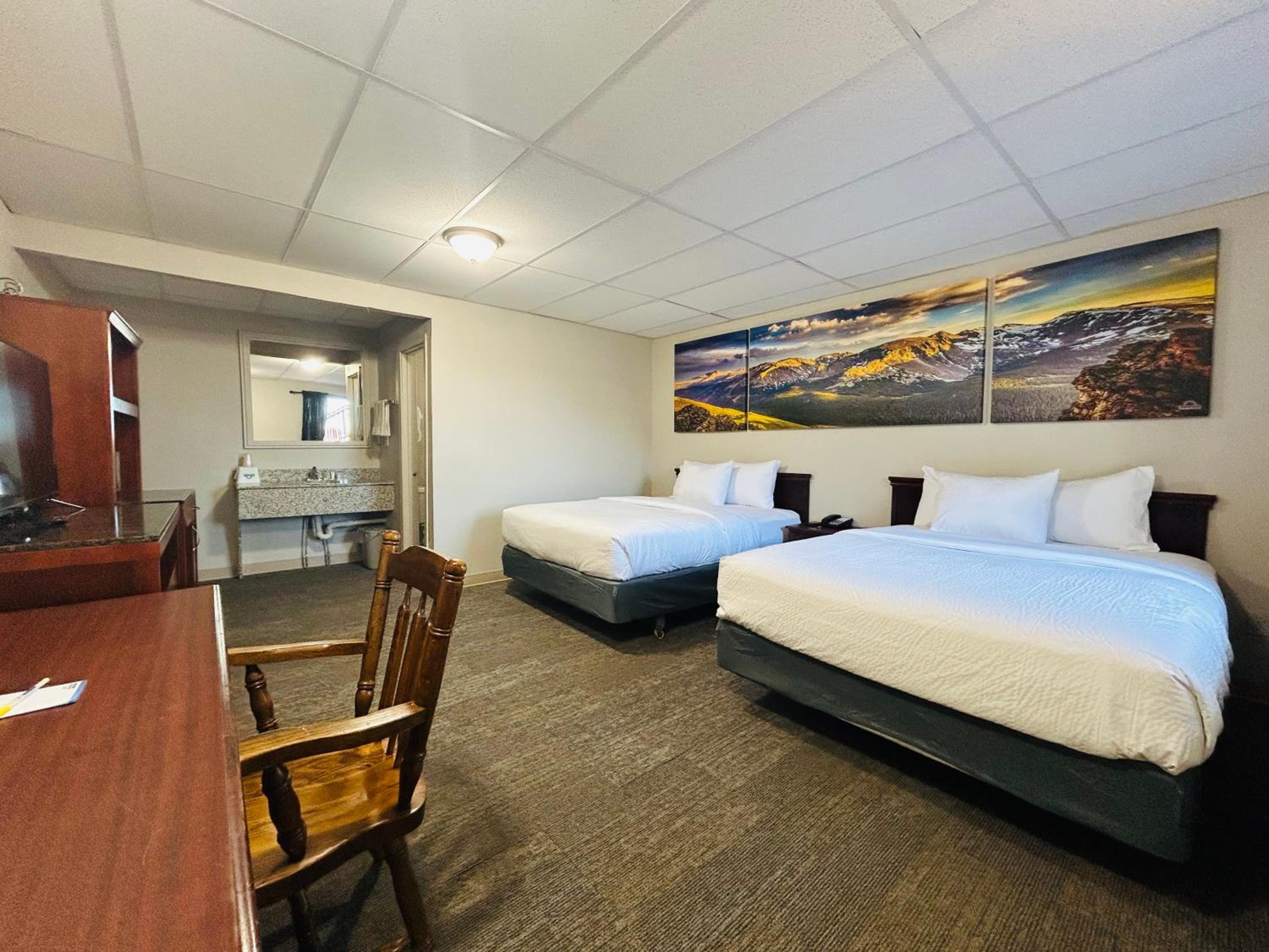 Queen Room with Two Queen Beds - Pet Friendly/Non-Smoking photo 2