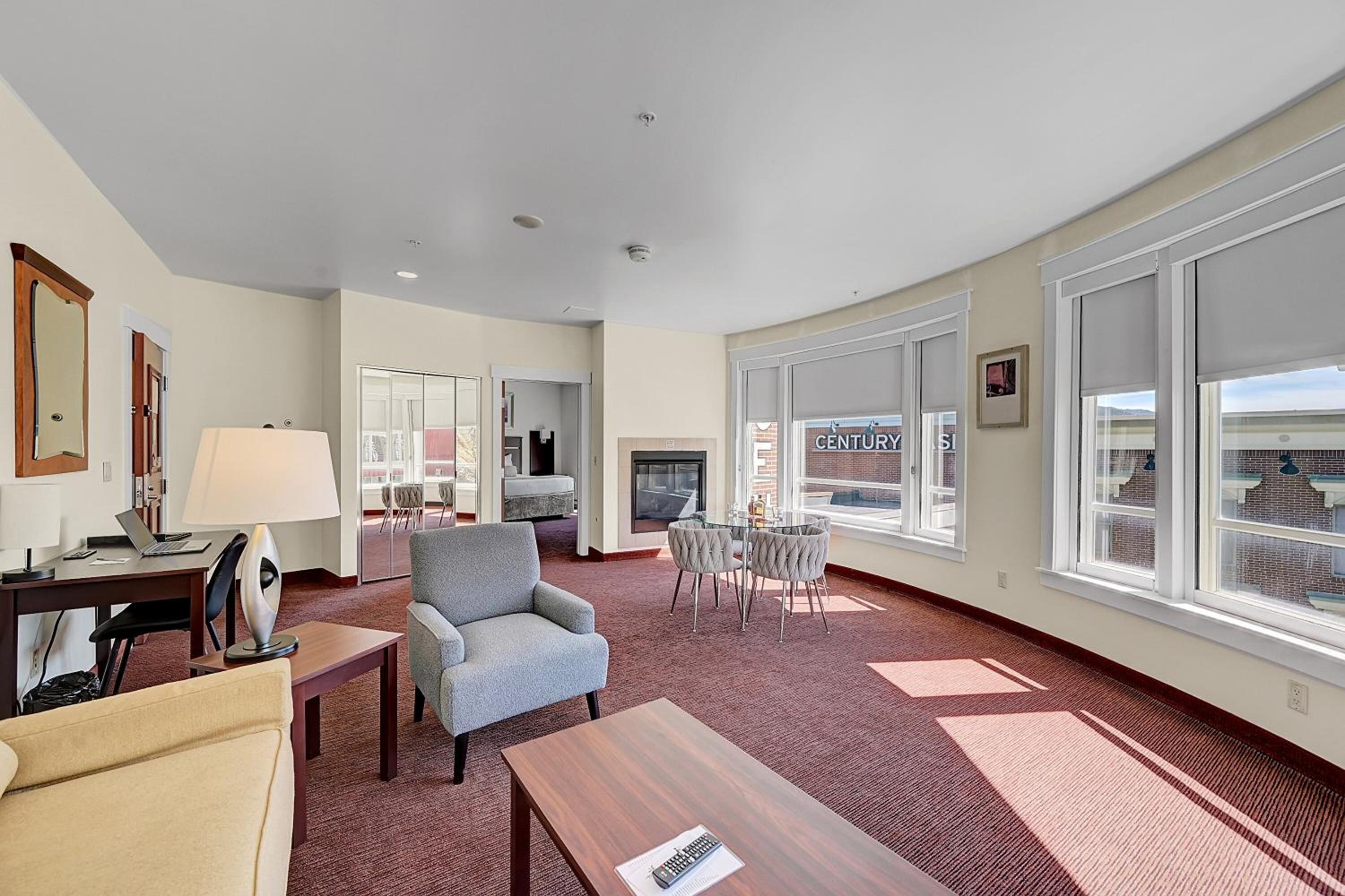Deluxe Suite photo 2