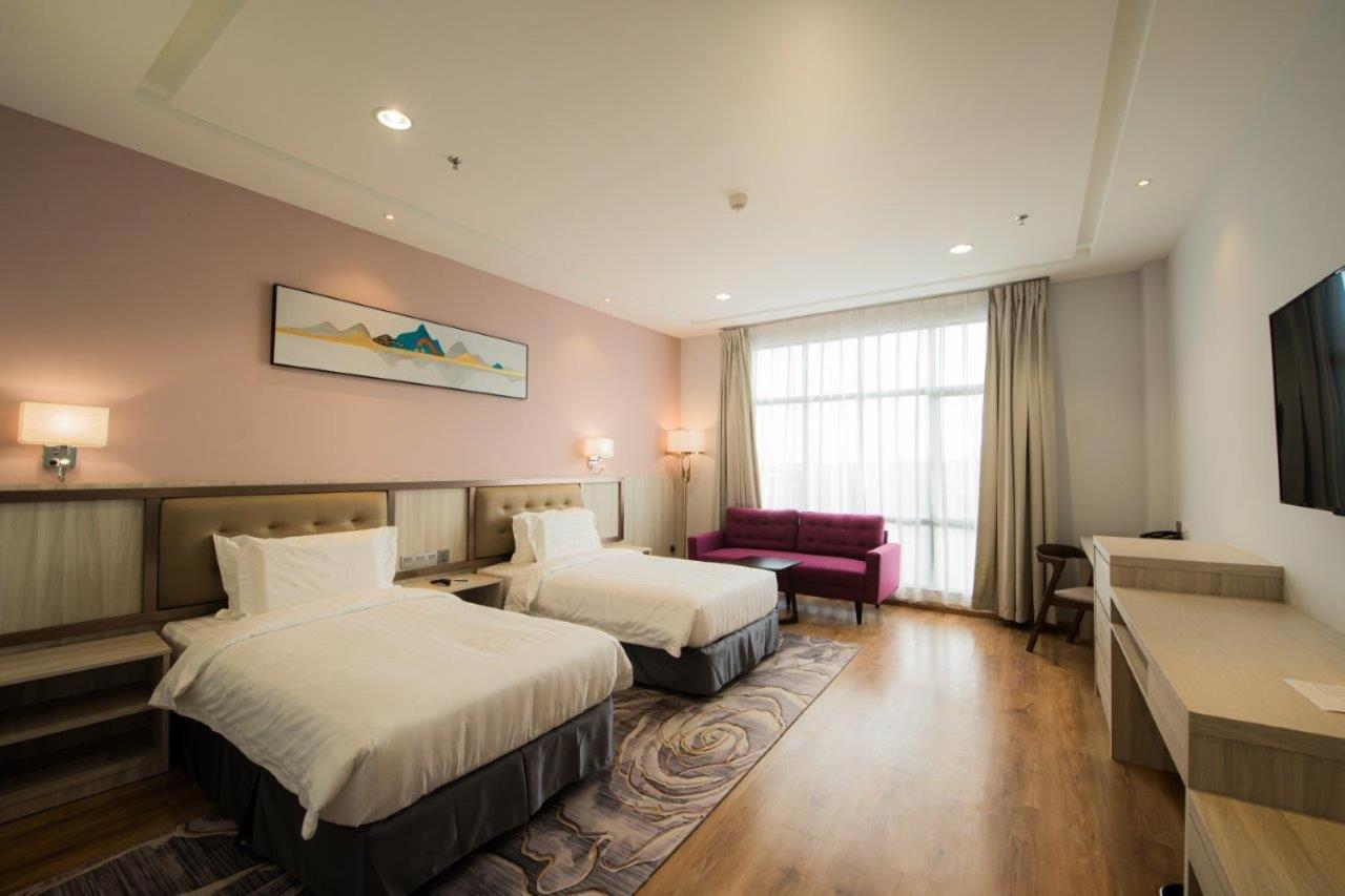 Twin Room with City View - Photo 4