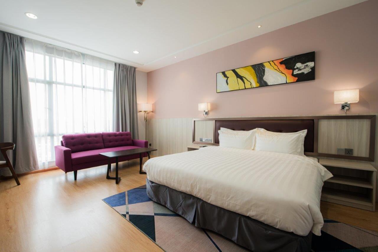 Deluxe King Room - Photo 3