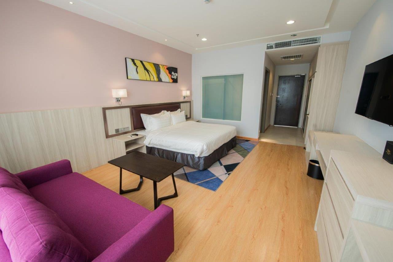 Deluxe King Room - Photo 4