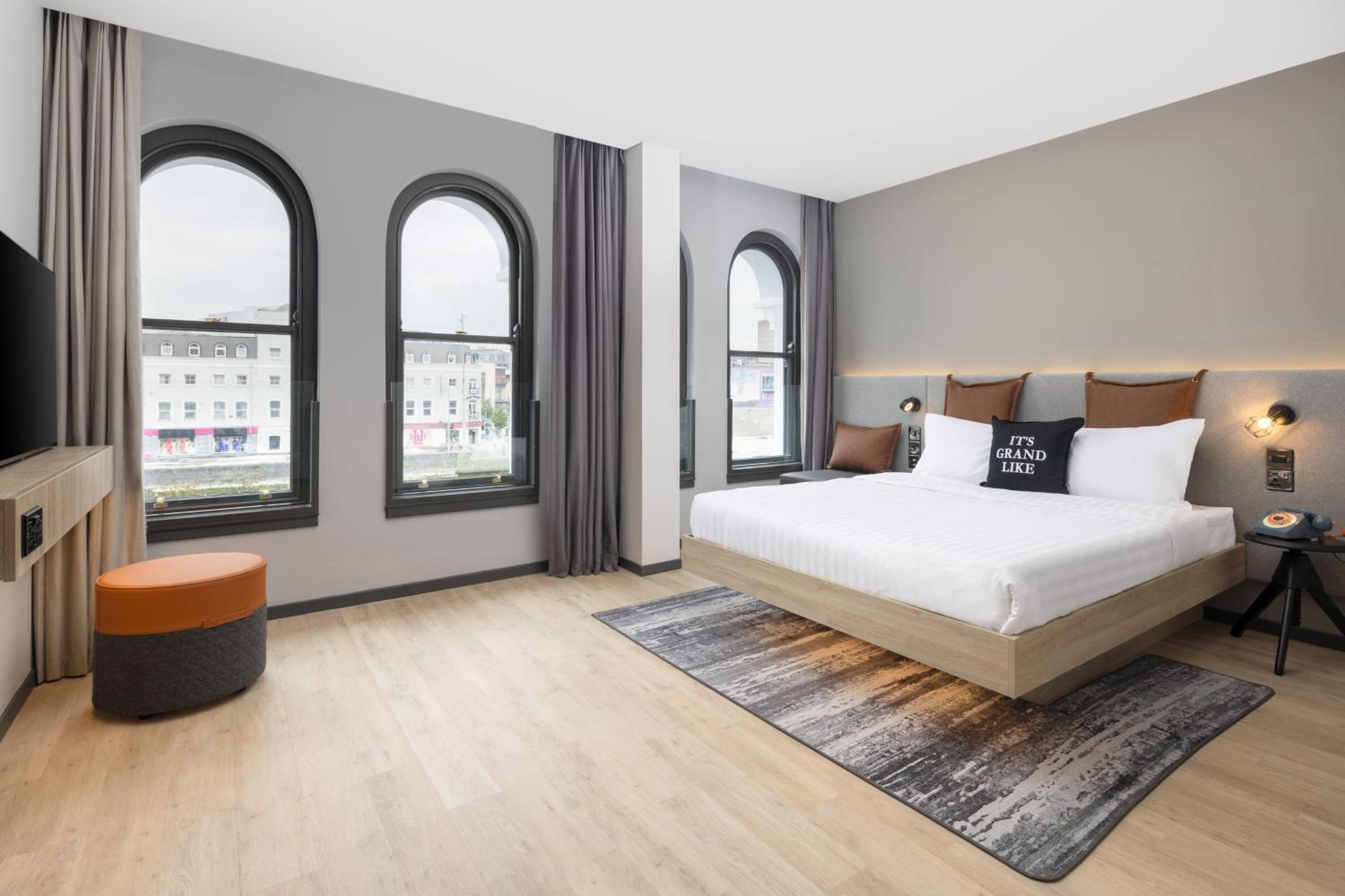 Moxy Extra Queen Room with River View - Photo 11