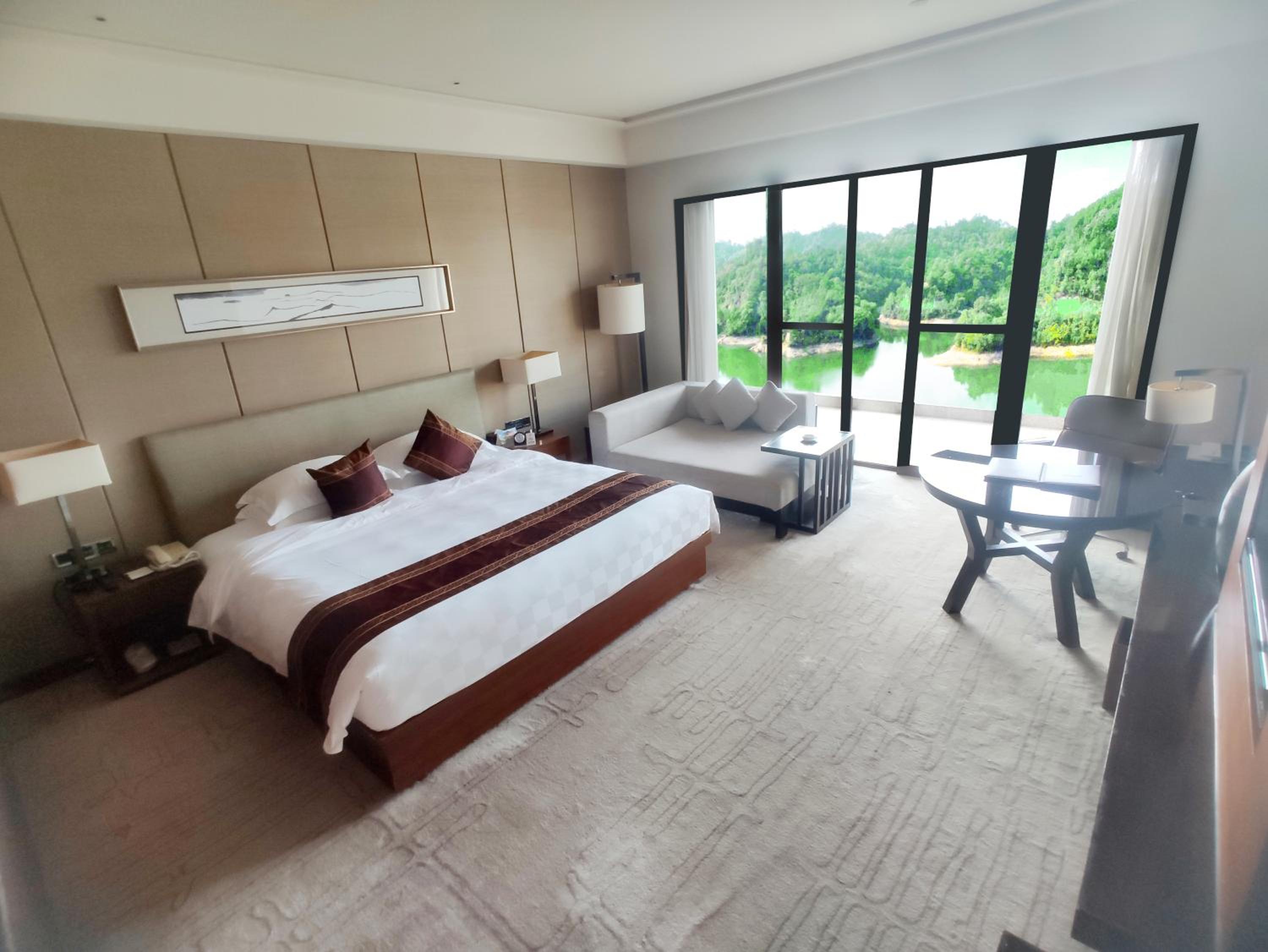 Deluxe Queen Room with Garden View