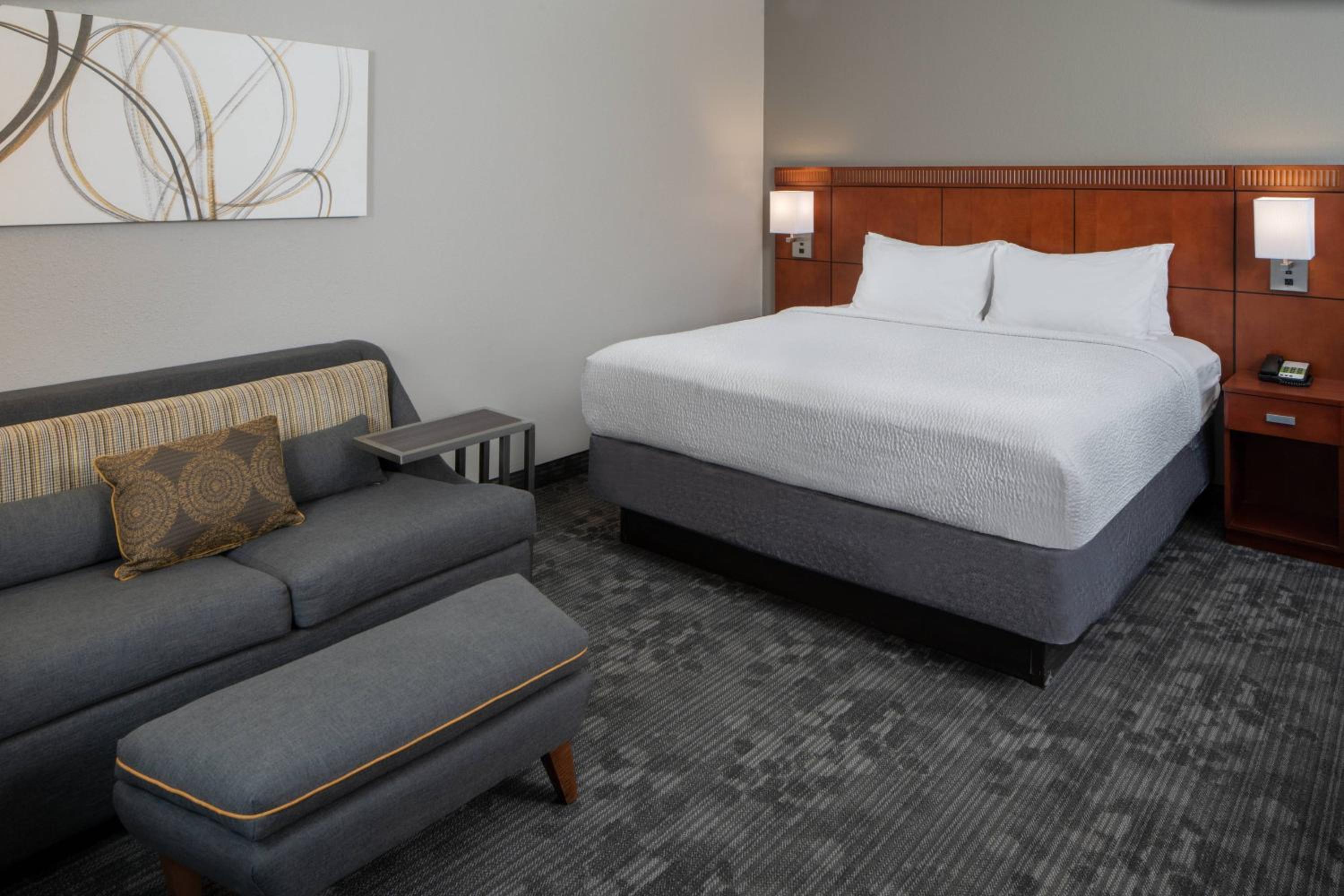 King Room with Sofa Bed - Photo 1