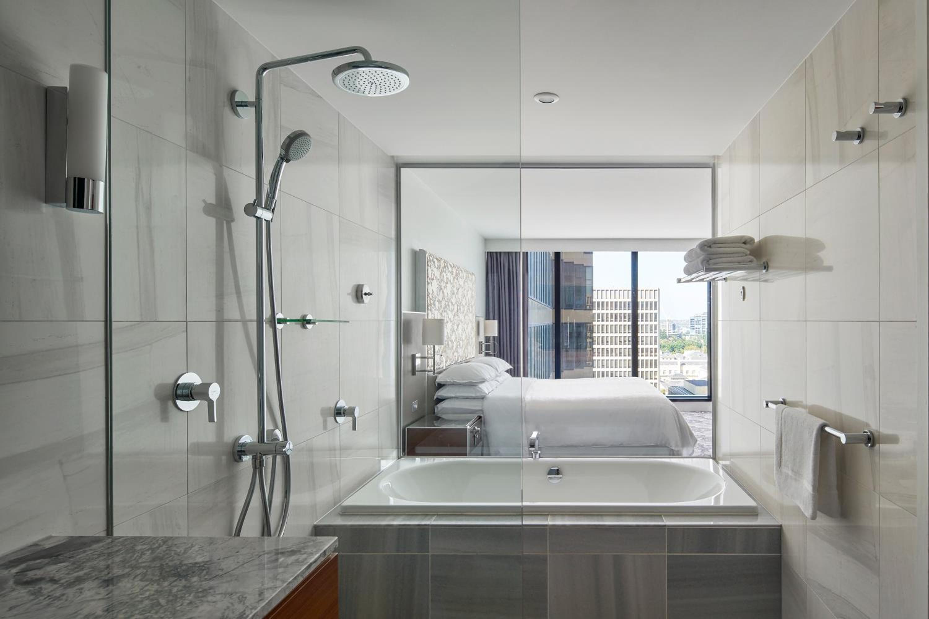 Deluxe Larger King Room with City View thumbnail 6