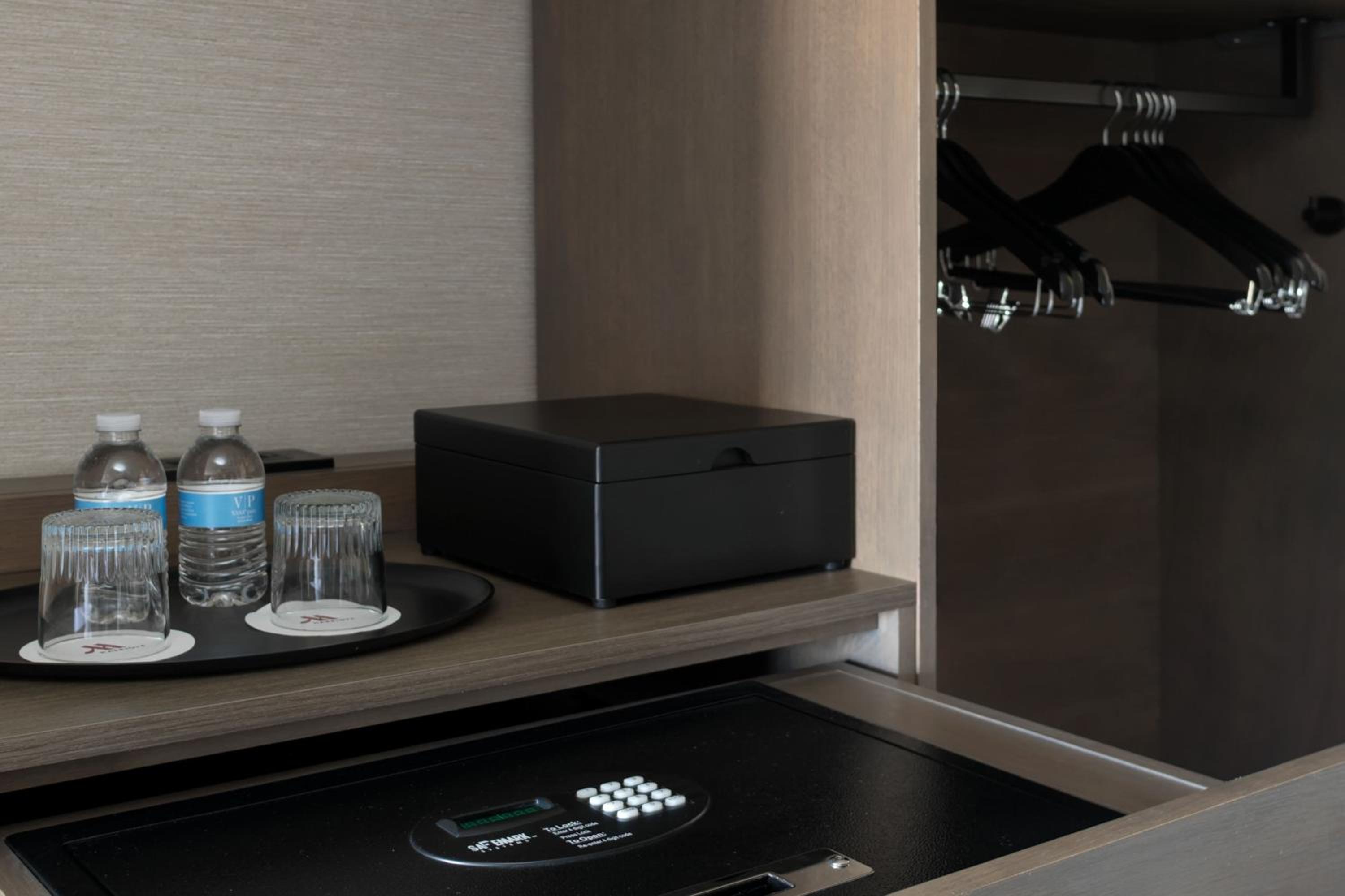 Guest Room, 1 King - Photo 8