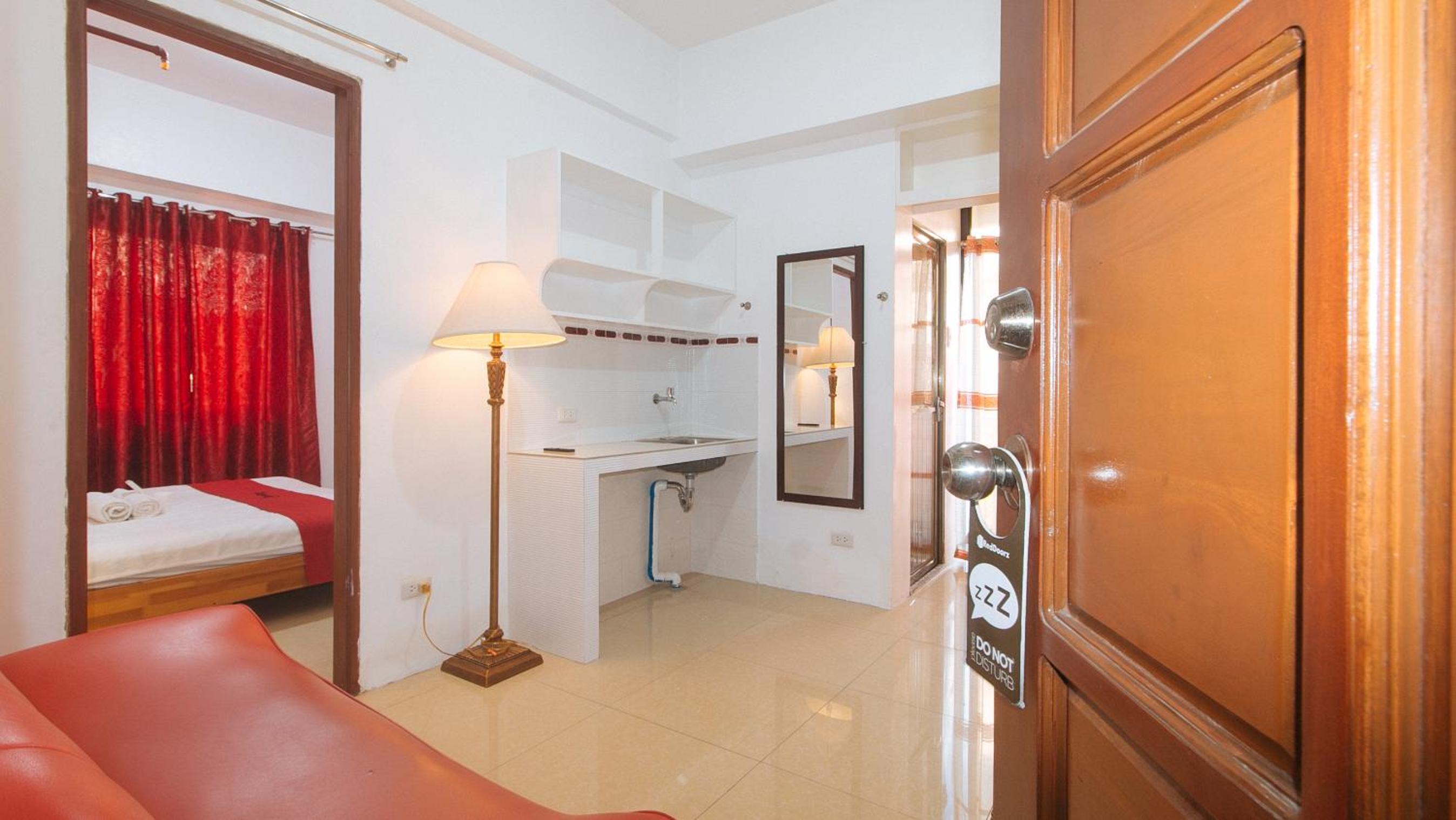 Deluxe Room - Photo 12
