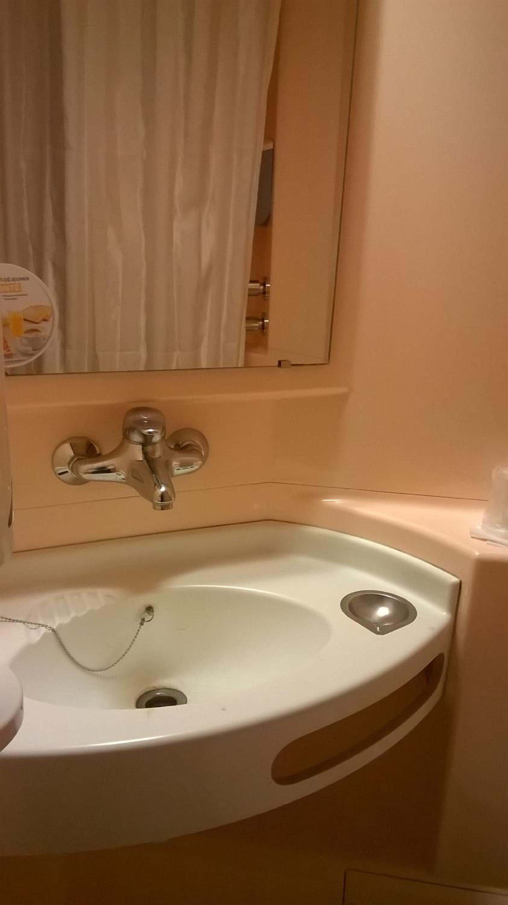 Standard Queen Room - Photo 5