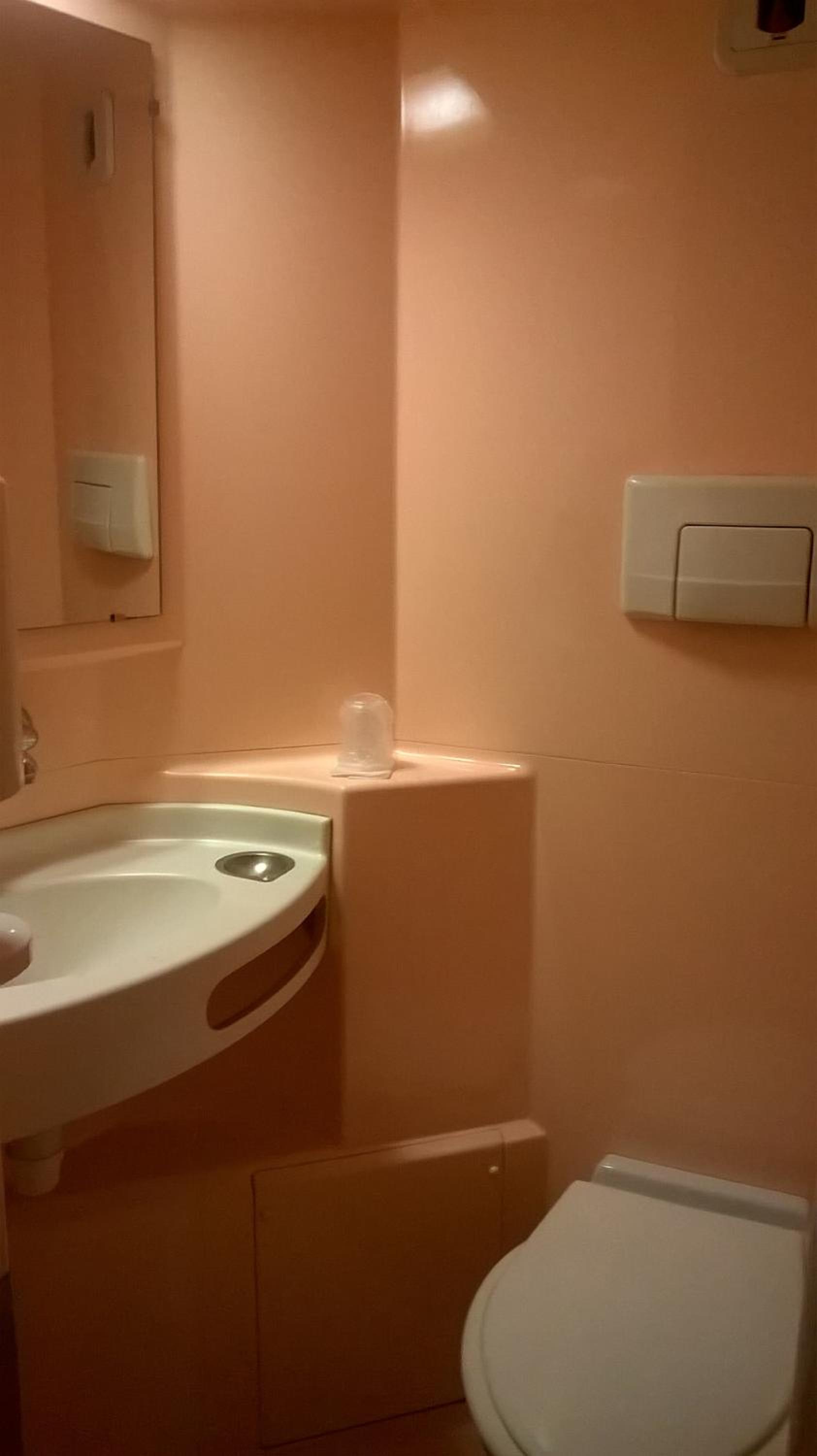 Standard Queen Room - Photo 6