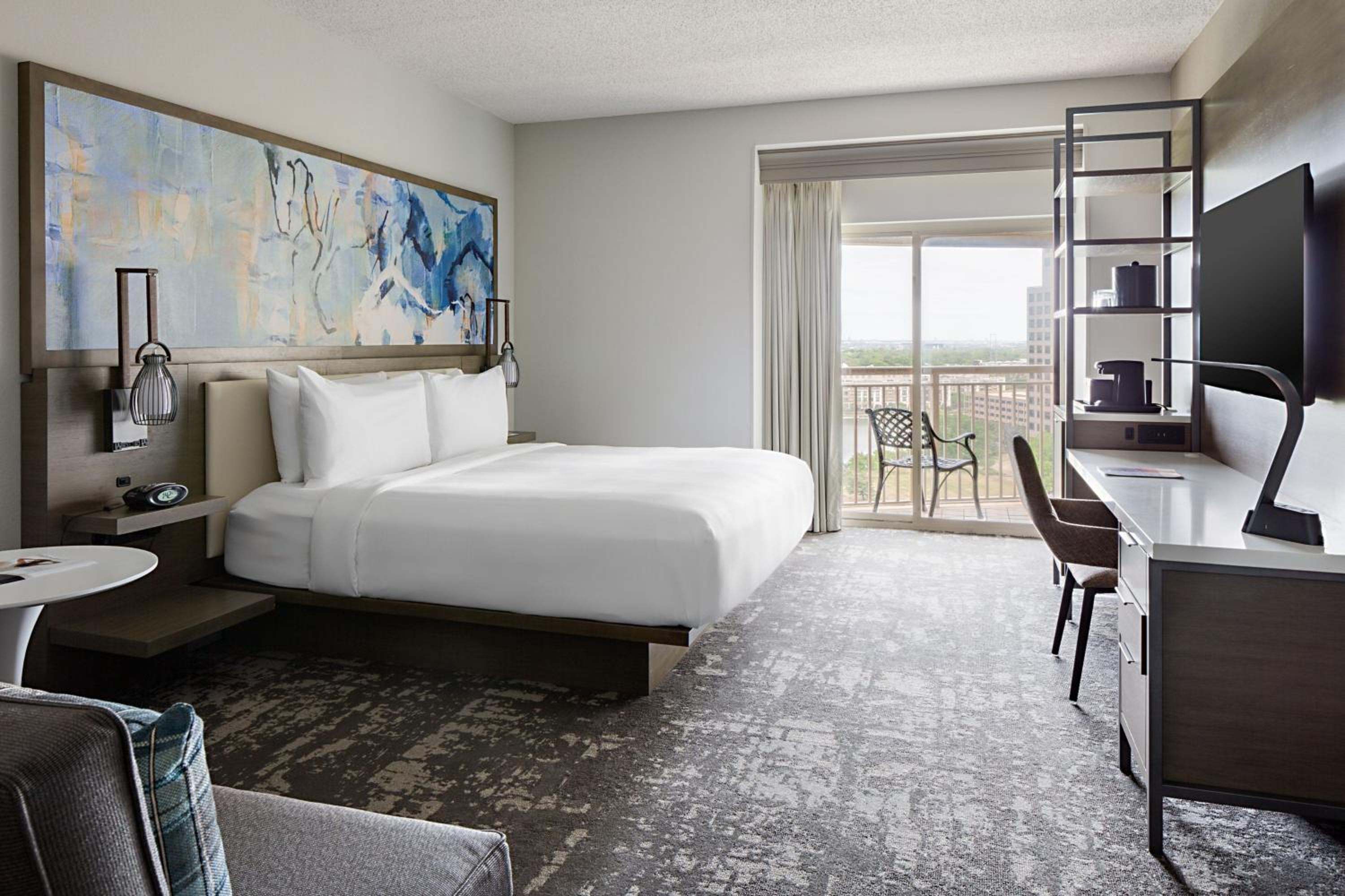 Concierge Level King Room - Photo 11