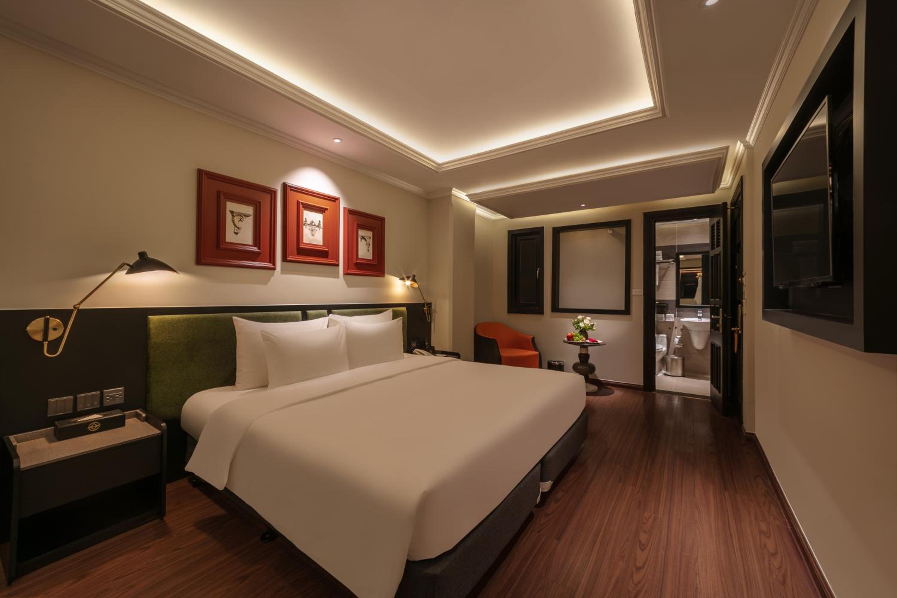 Deluxe Double Room, Bathtub - No window photo 3