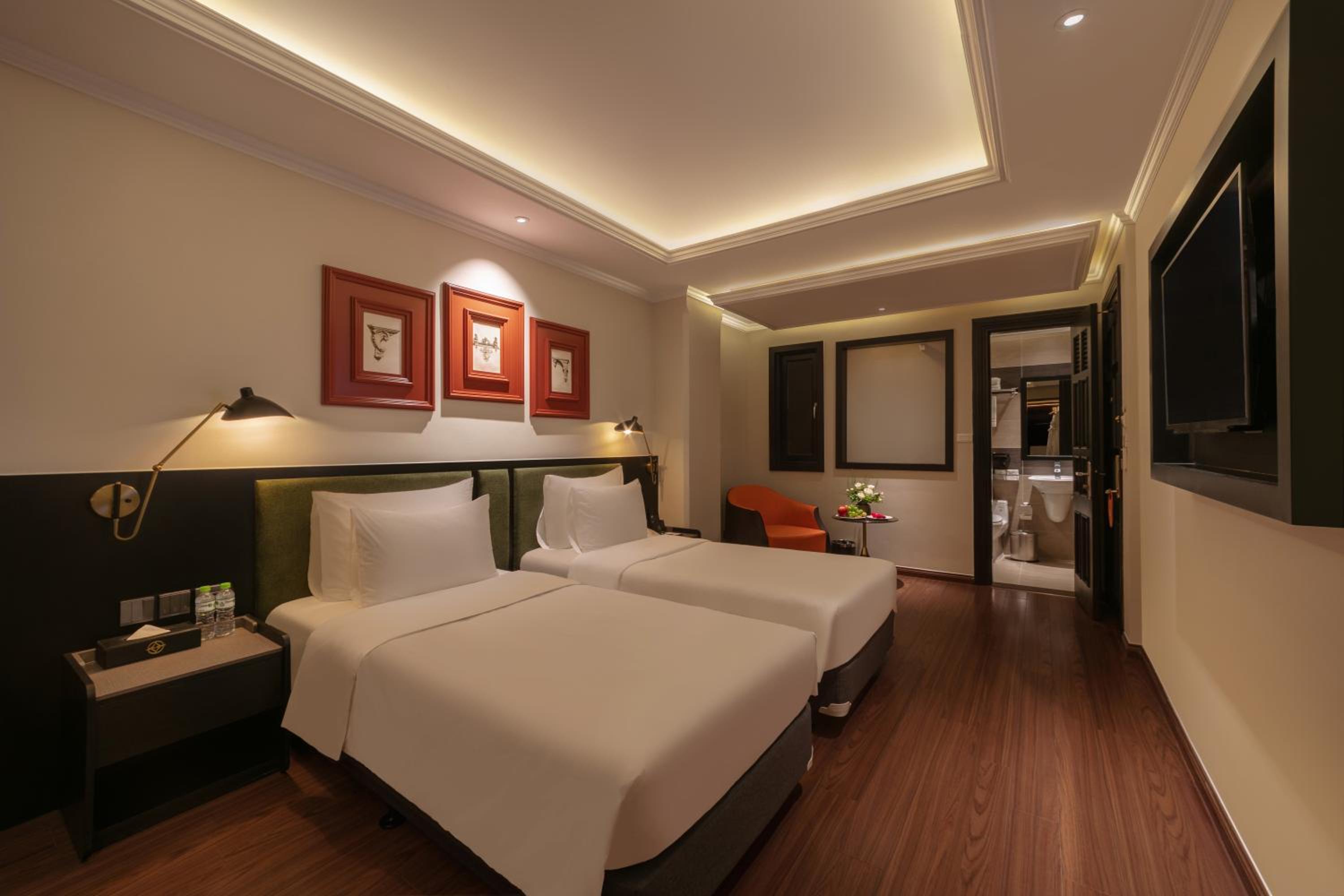 Deluxe Twin Room, Bathtub - No Window photo 1