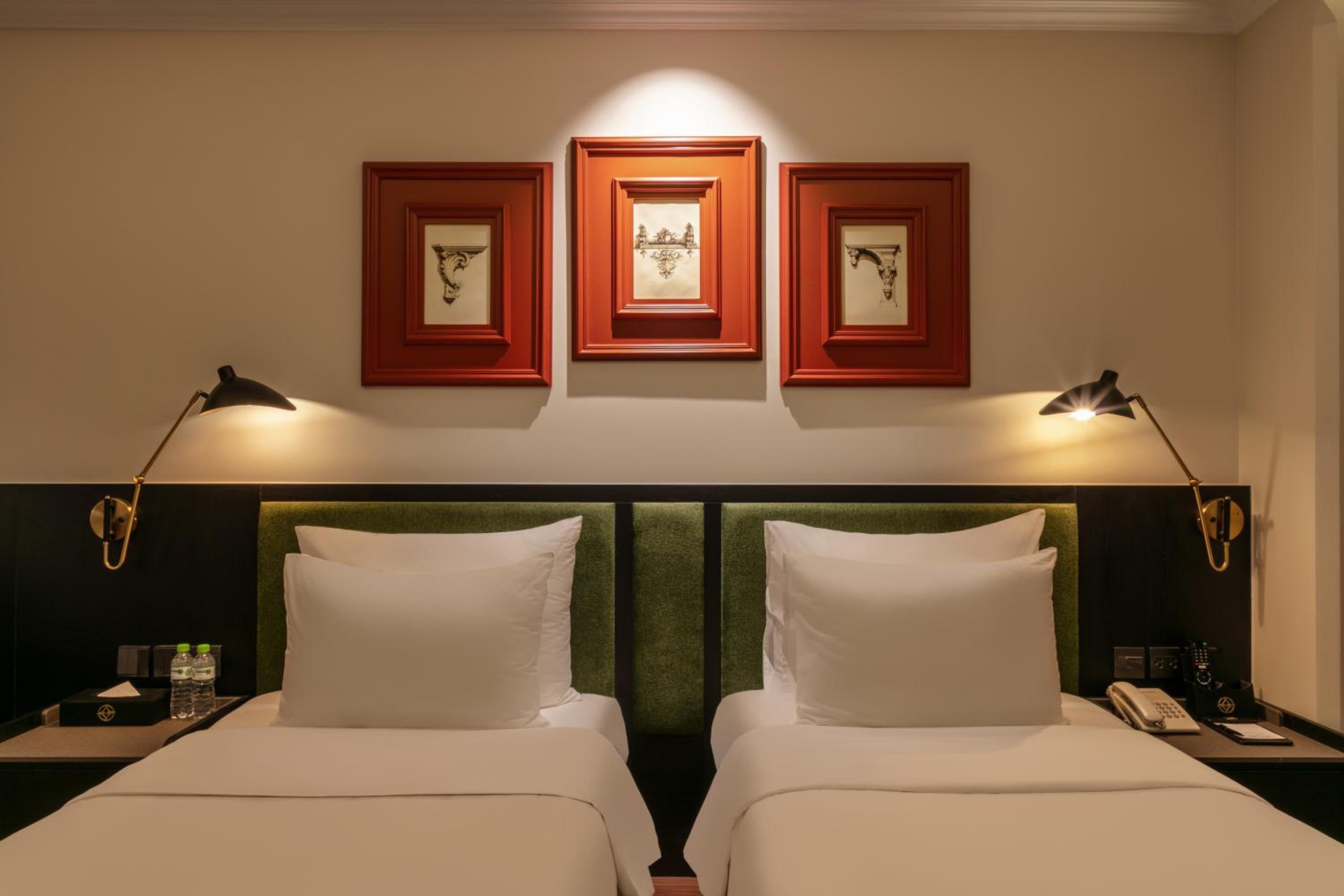 Deluxe Twin Room, Bathtub - No Window photo 3