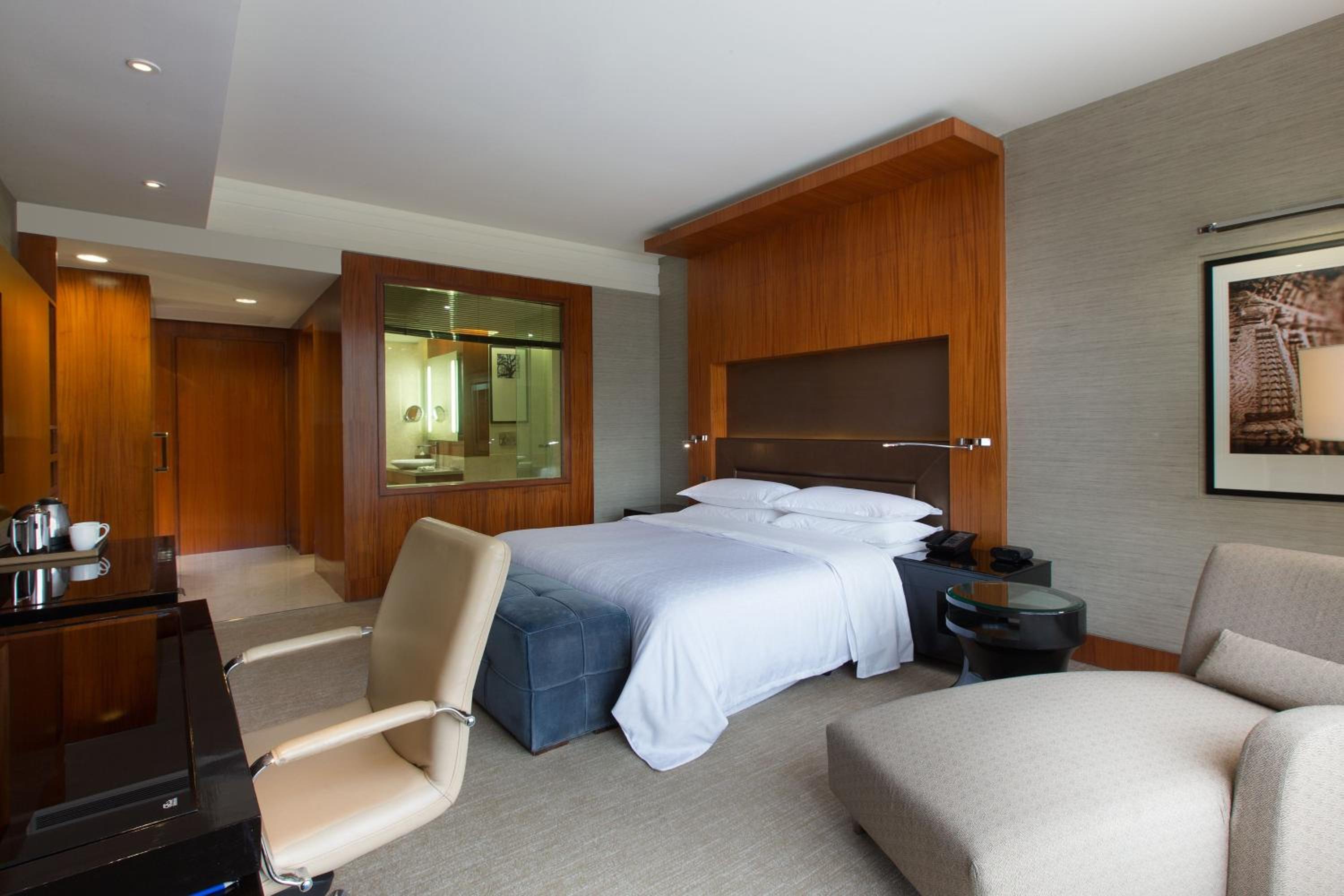 Guest Room, 1 King Bed, Club Lounge Access - Photo 10