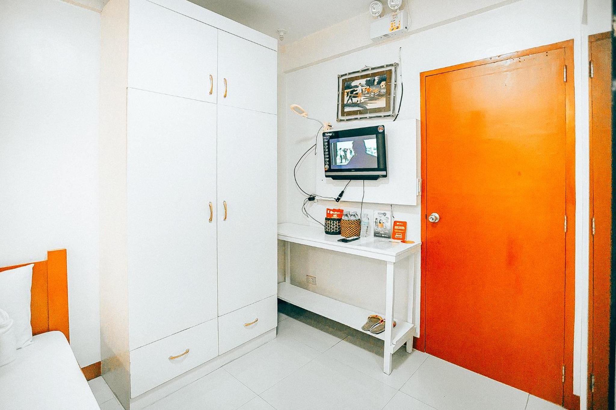 Family Room - Photo 7