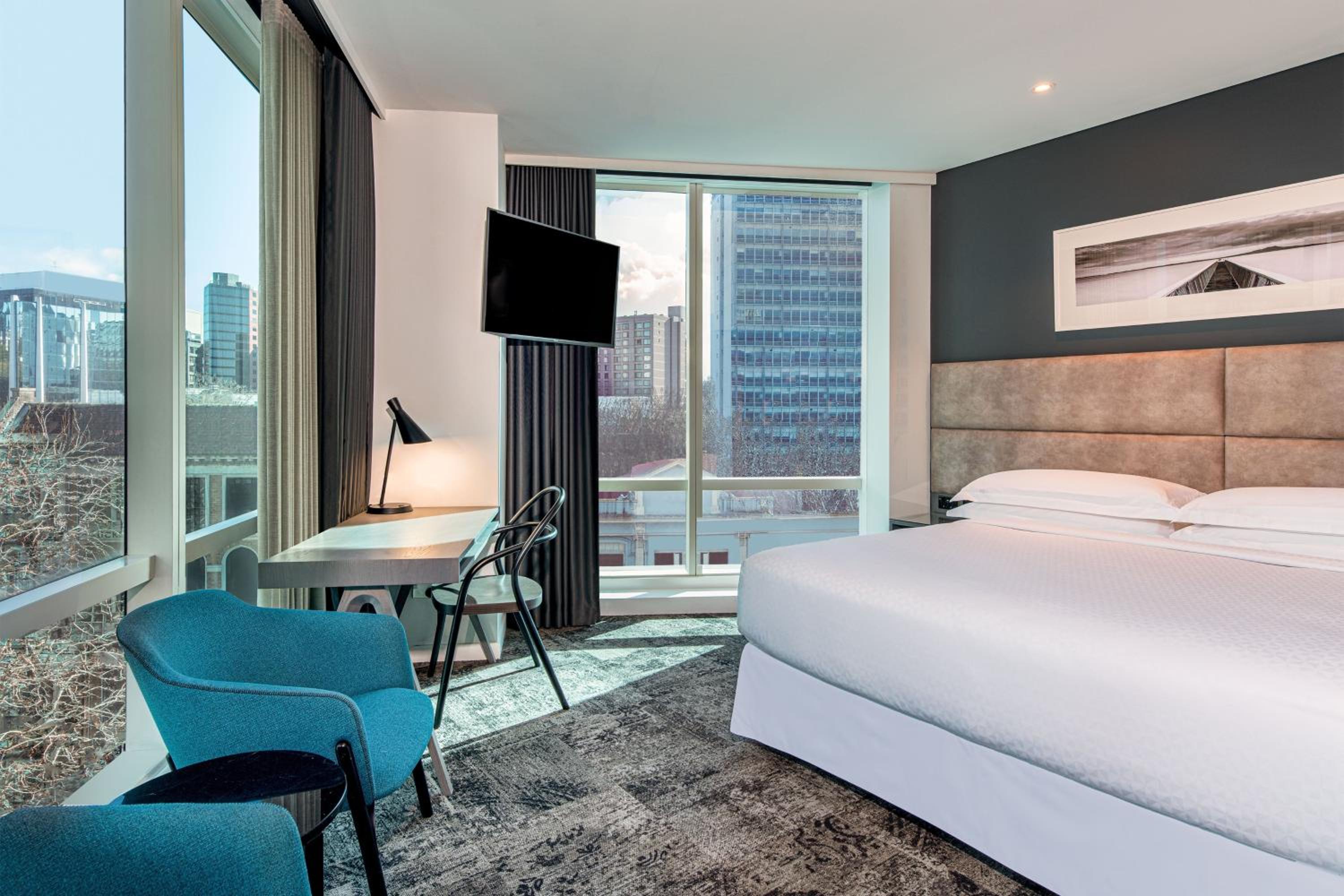 Corner Room with King Bed photo 1