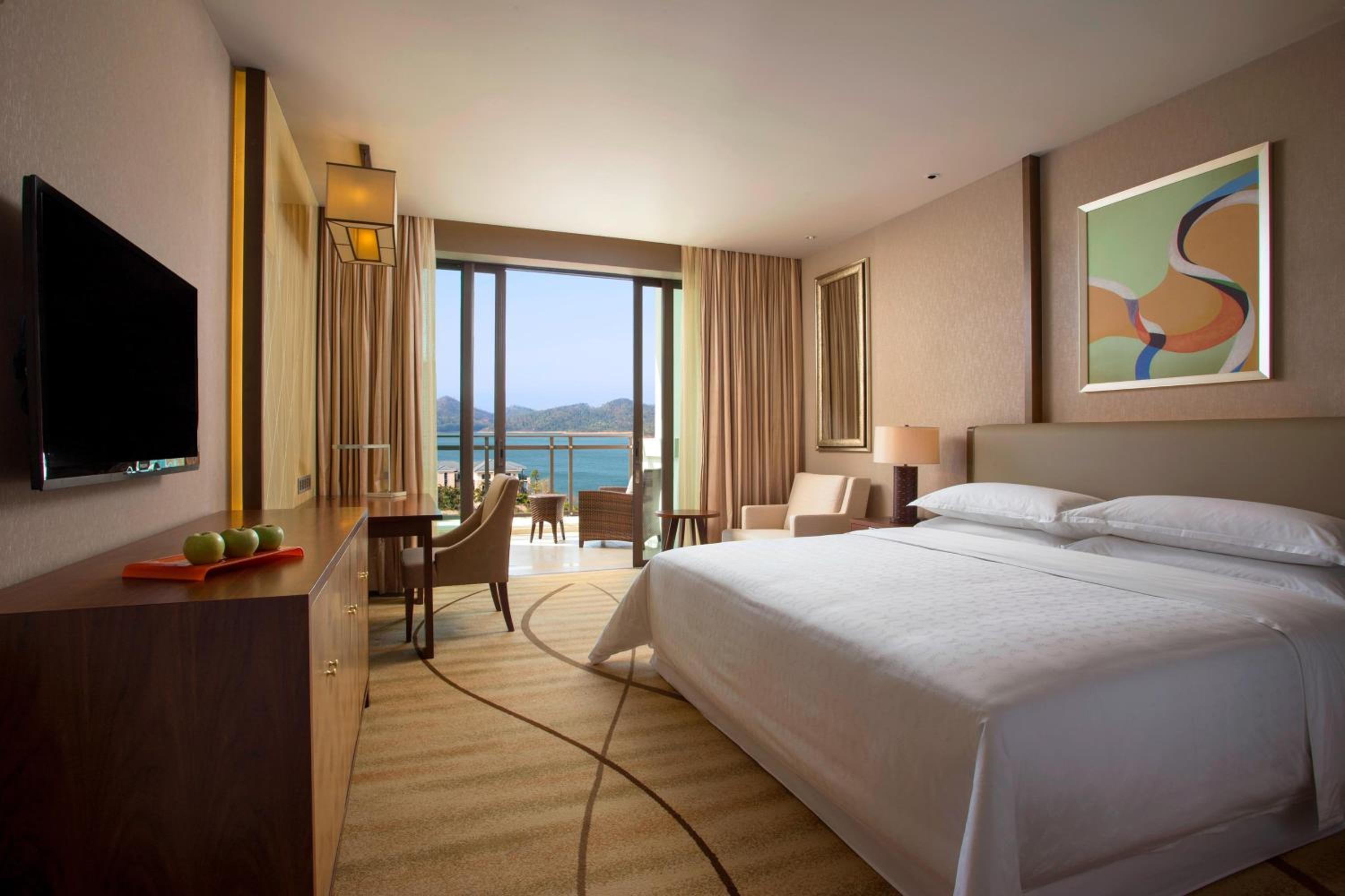 Deluxe Double Room with Lake View photo 3