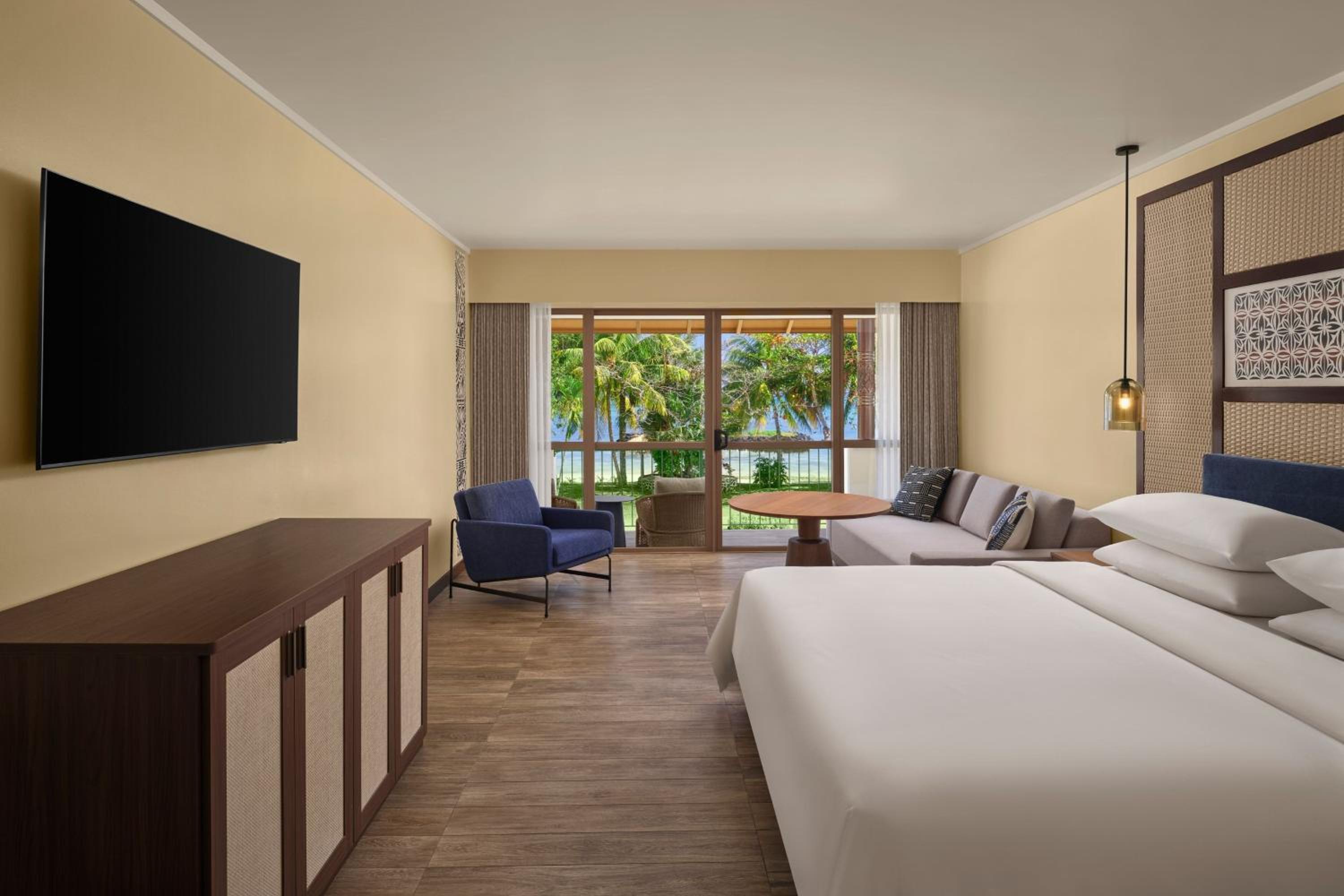 One King Room with Oceanfront View photo 1
