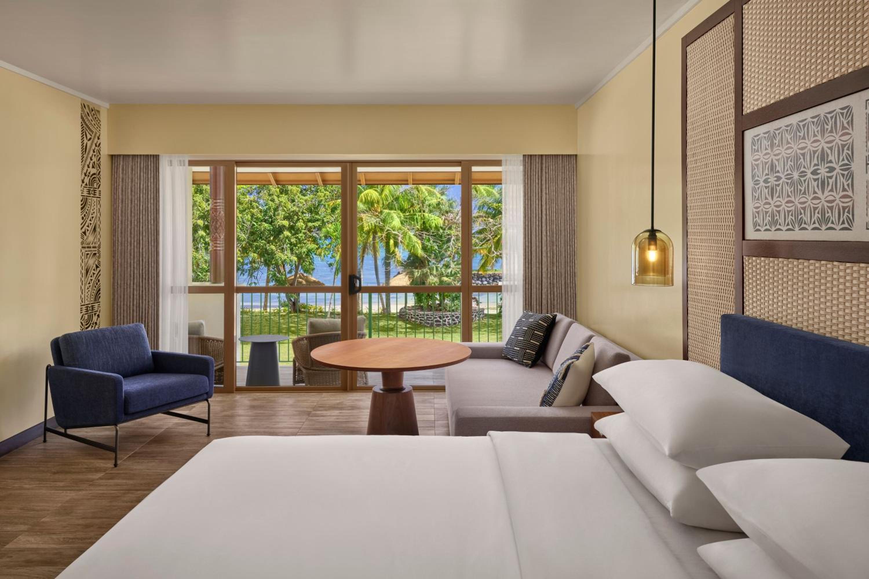 One King Room with Oceanfront View photo 2